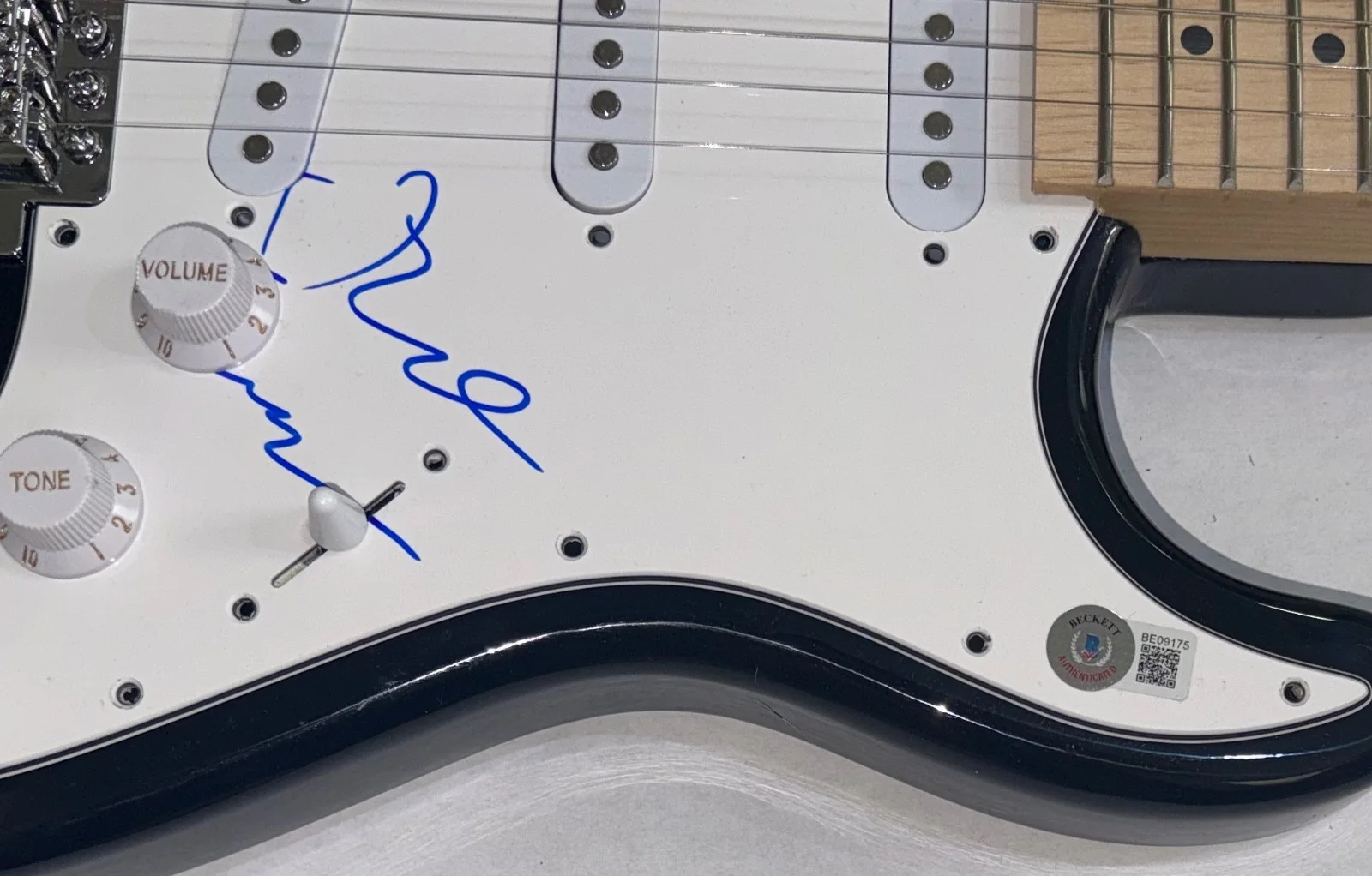 Tre Cool Green Day Signed Autograph Electric Guitar Band Drummer Beckett COA, изображение 3