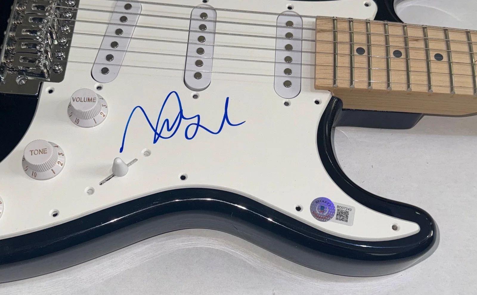 Dan Reynolds IMAGINE DRAGONS Signed Autograph Electric Guitar Singer Beckett COA, изображение 3