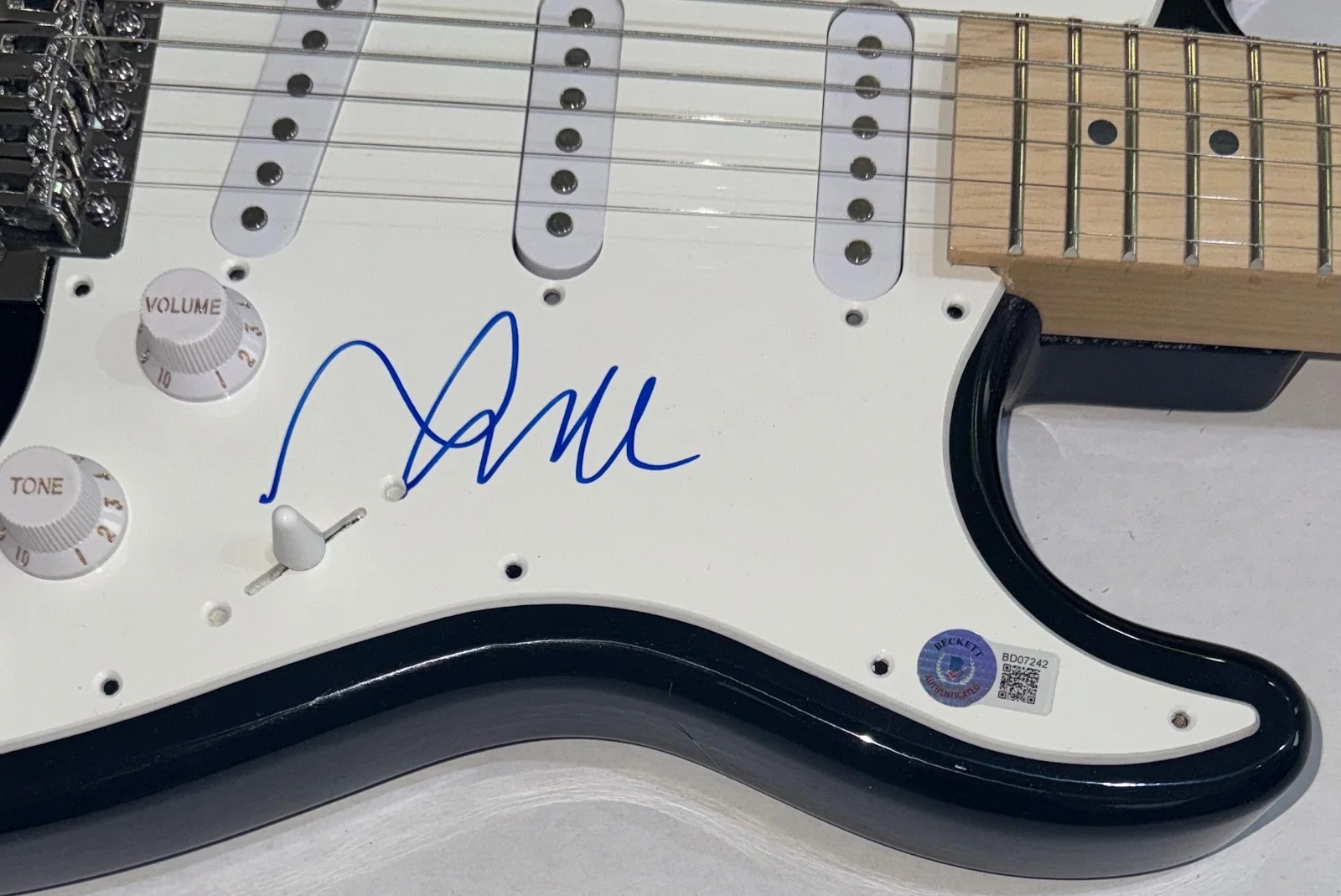 Dan Reynolds IMAGINE DRAGONS Signed Autograph Electric Guitar Singer Beckett COA, изображение 3