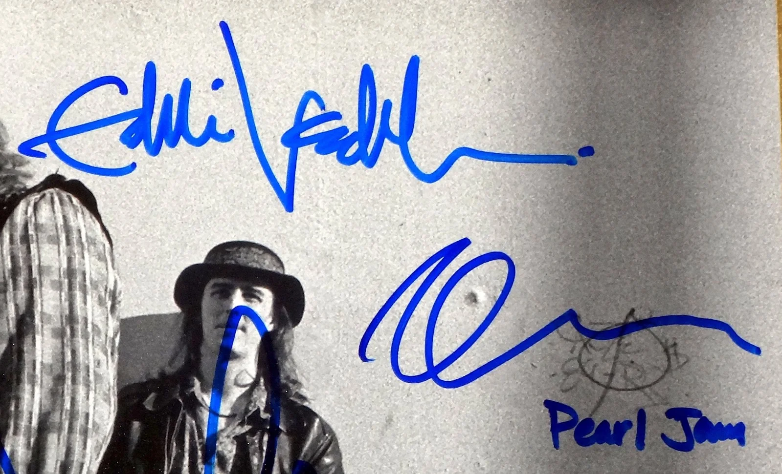 PEARL JAM HAND SIGNED AUTOGRAPHED VINTAGE 11X14 ORIGINAL BAND PHOTO BY 5! PROOF!, image 2