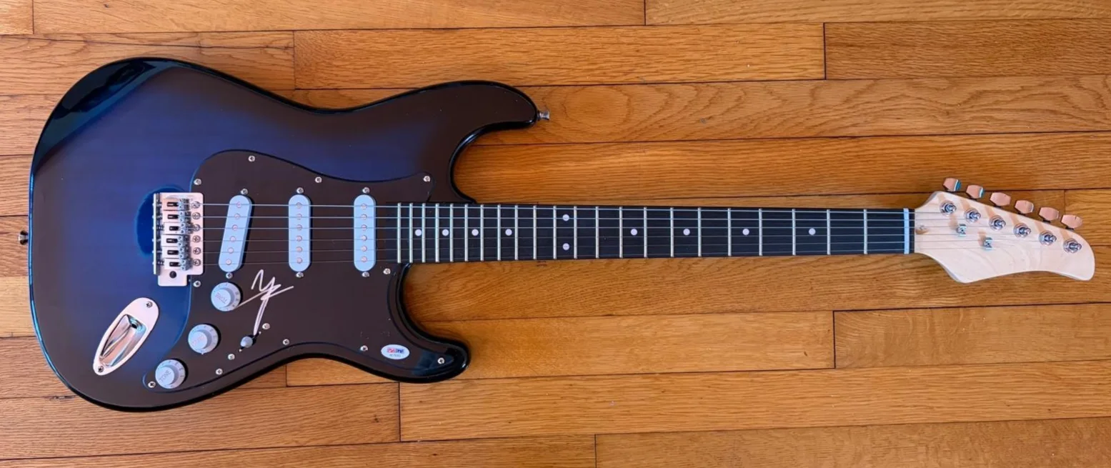 Vince Neil — VINCE NEIL SIGNED STRATOCASTER GUITAR GLAM METAL MOTLEY CRUE SKYLAR'S SONG PSA, изображение 2