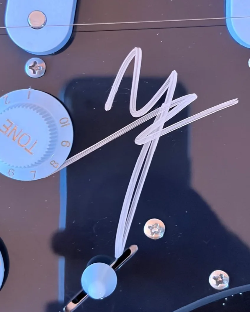 Vince Neil — VINCE NEIL SIGNED STRATOCASTER GUITAR GLAM METAL MOTLEY CRUE SKYLAR'S SONG PSA, изображение 3