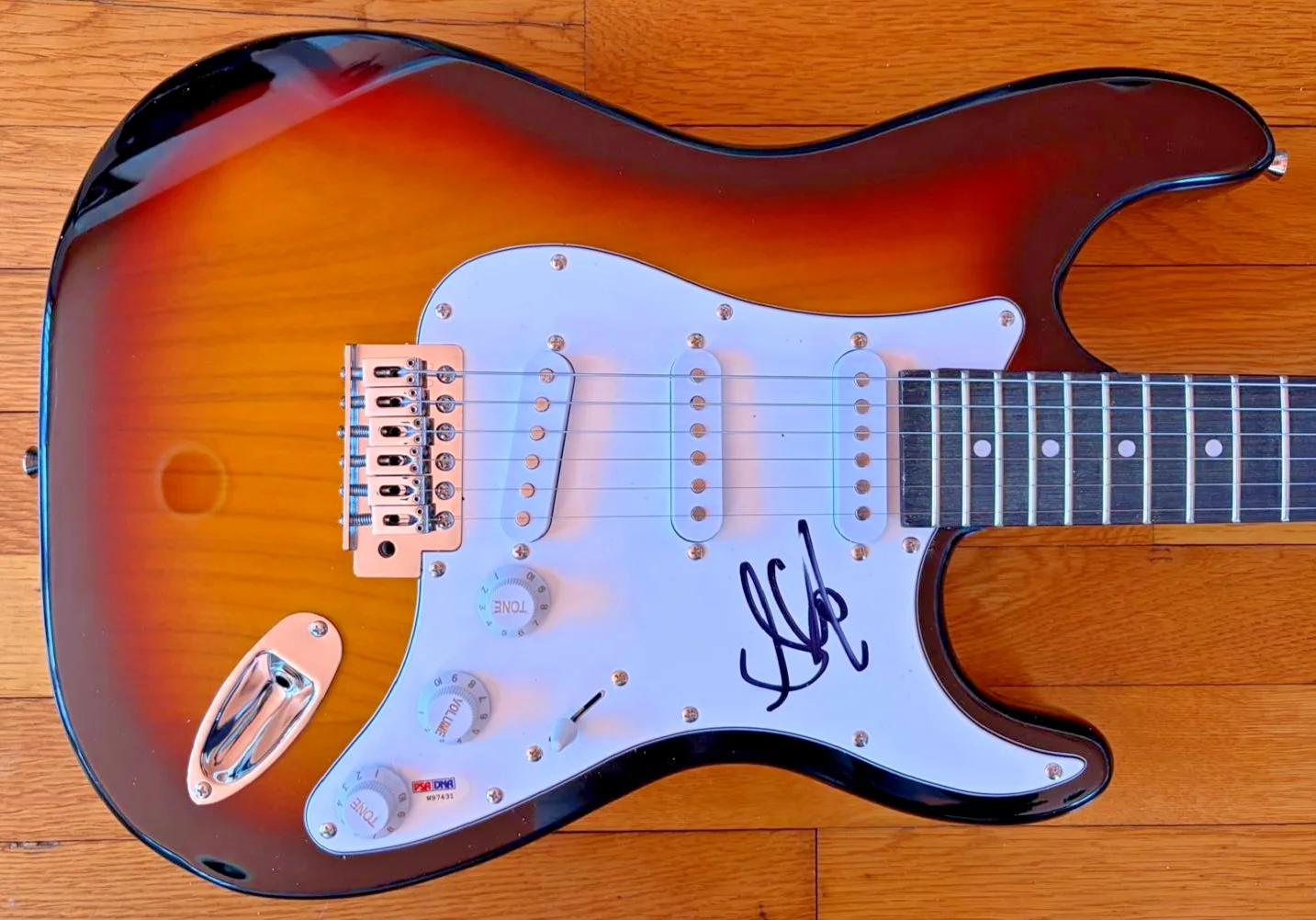 Steven Tyler — STEVEN TYLER SIGNED AUTOGRAPH ELECTRIC GUITAR AEROSMITH JOE PERRY DREAM ON PSA B
