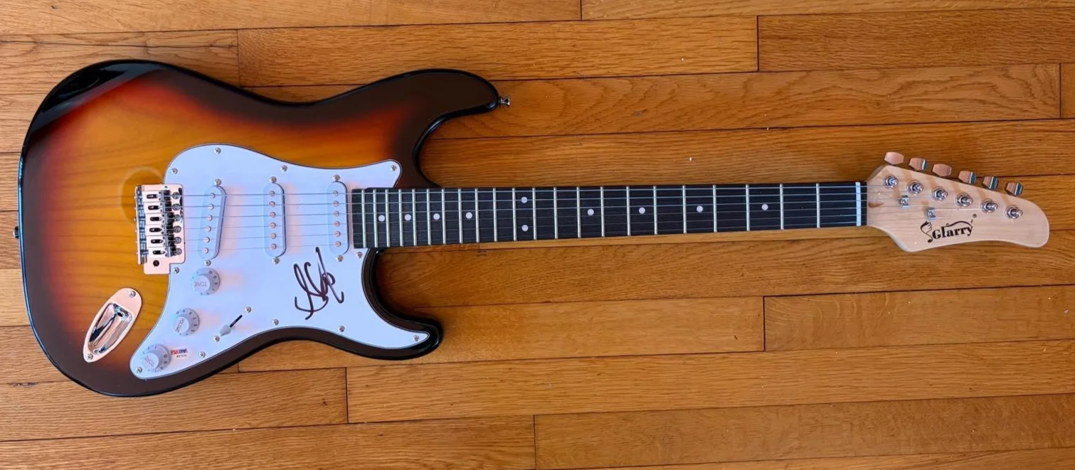 Steven Tyler — STEVEN TYLER SIGNED AUTOGRAPH ELECTRIC GUITAR AEROSMITH JOE PERRY DREAM ON PSA B, изображение 2