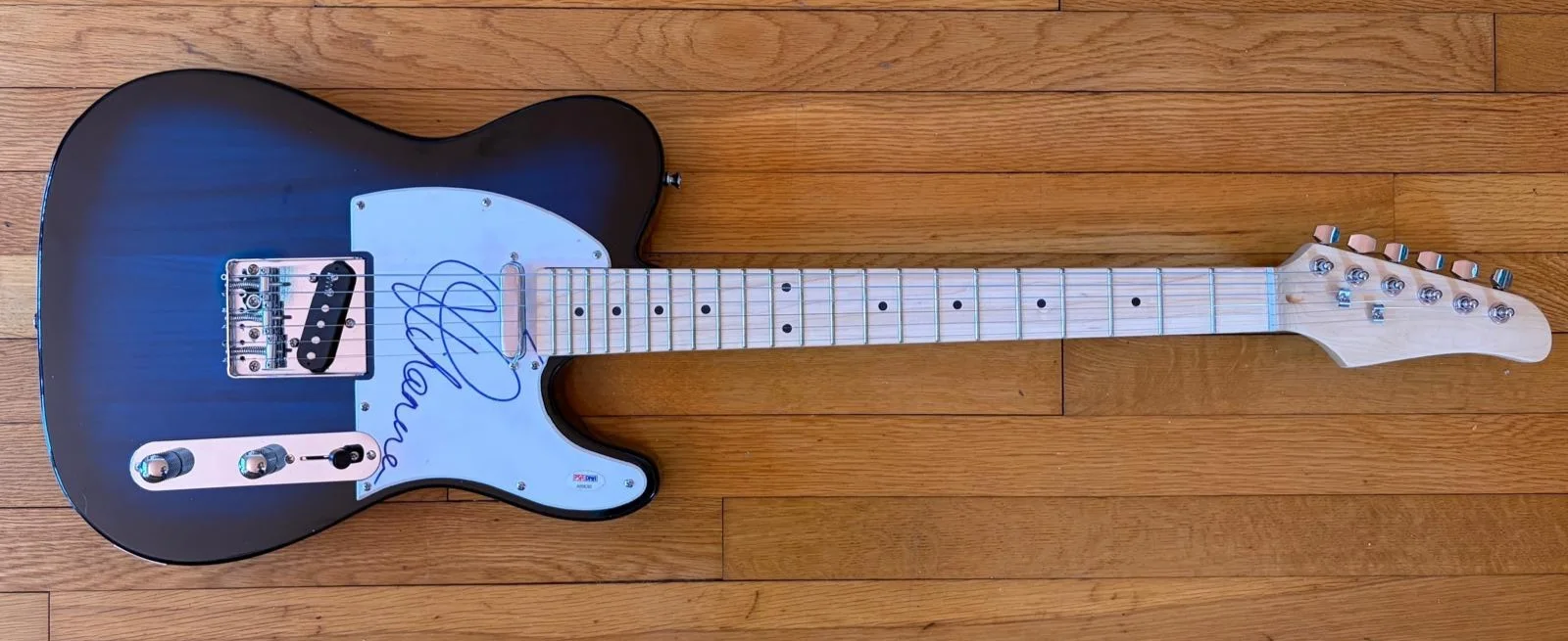 Rihanna — RIHANNA SIGNED AUTOGRAPHED TELECASTER GUITAR MUSIC OF THE SUN A GIRL LIKE ME PSA, изображение 2
