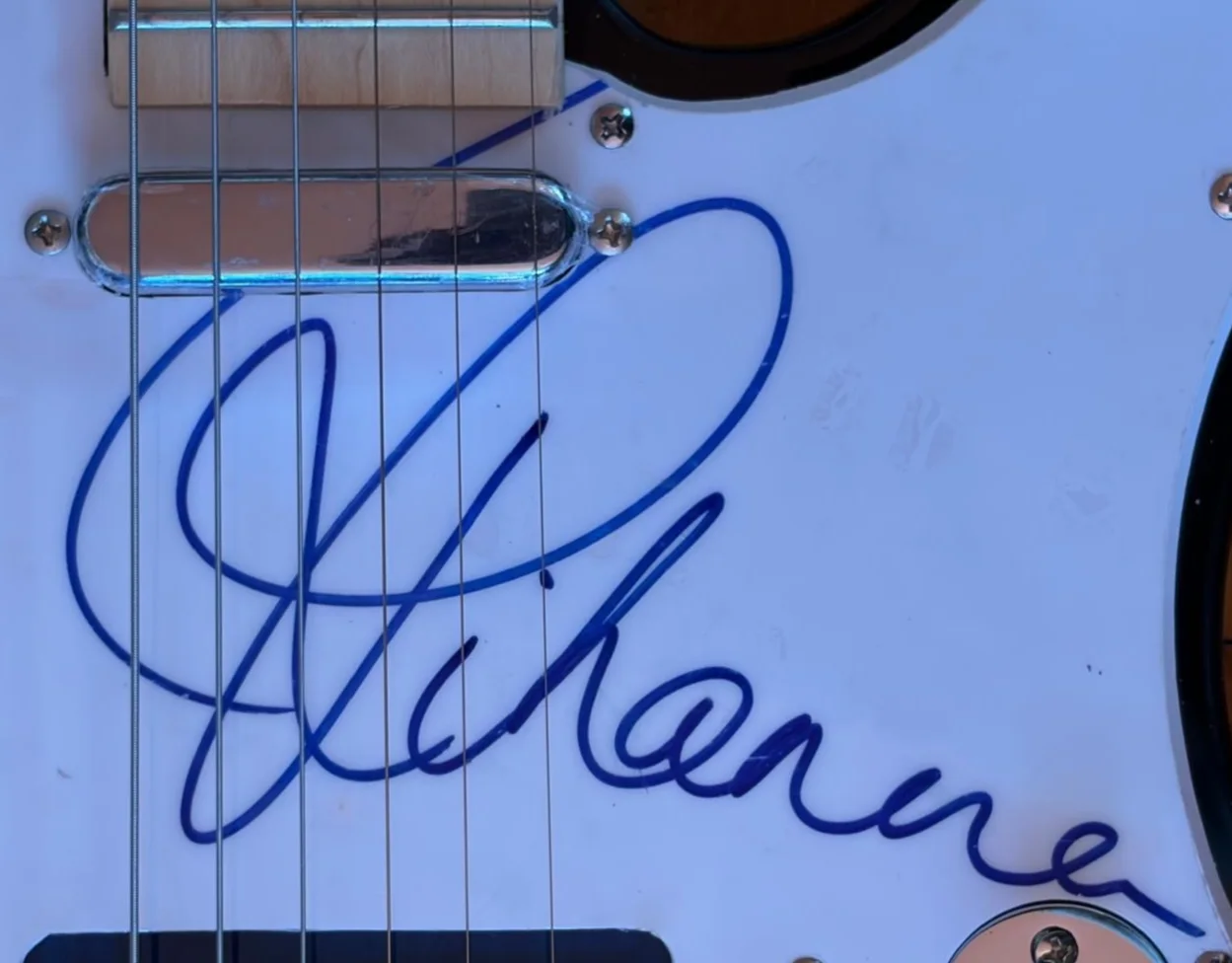 Rihanna — RIHANNA SIGNED AUTOGRAPHED TELECASTER GUITAR MUSIC OF THE SUN A GIRL LIKE ME PSA, изображение 3