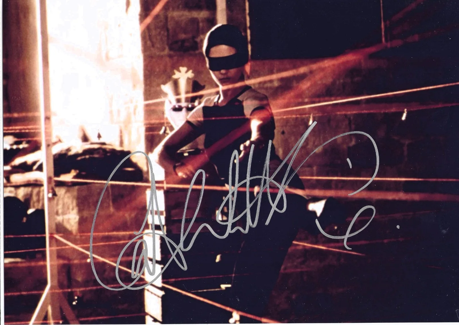 Catherine Zeta Jones — CATHERINE ZETA-JONES Signed ENTRAPMENT pic with COA 8 ¼ x 11 ¾