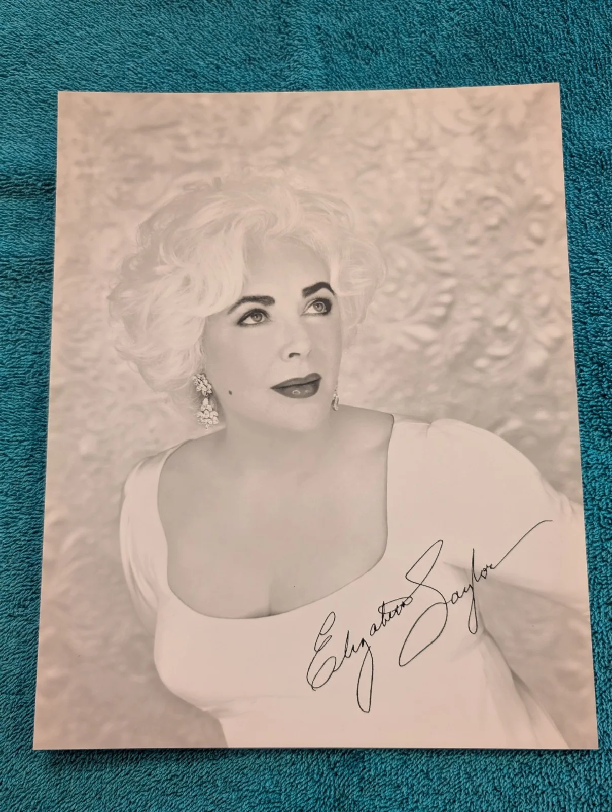 Elizabeth Taylor — The Beautiful Elizabeth Taylor Signed Autographed Photo 8/10