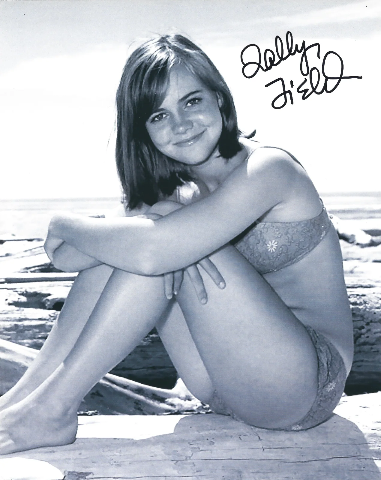 Sally Field — Sally Field Hand Signed 8x10 Photo • Authentic Autograph • Academy Award Actress