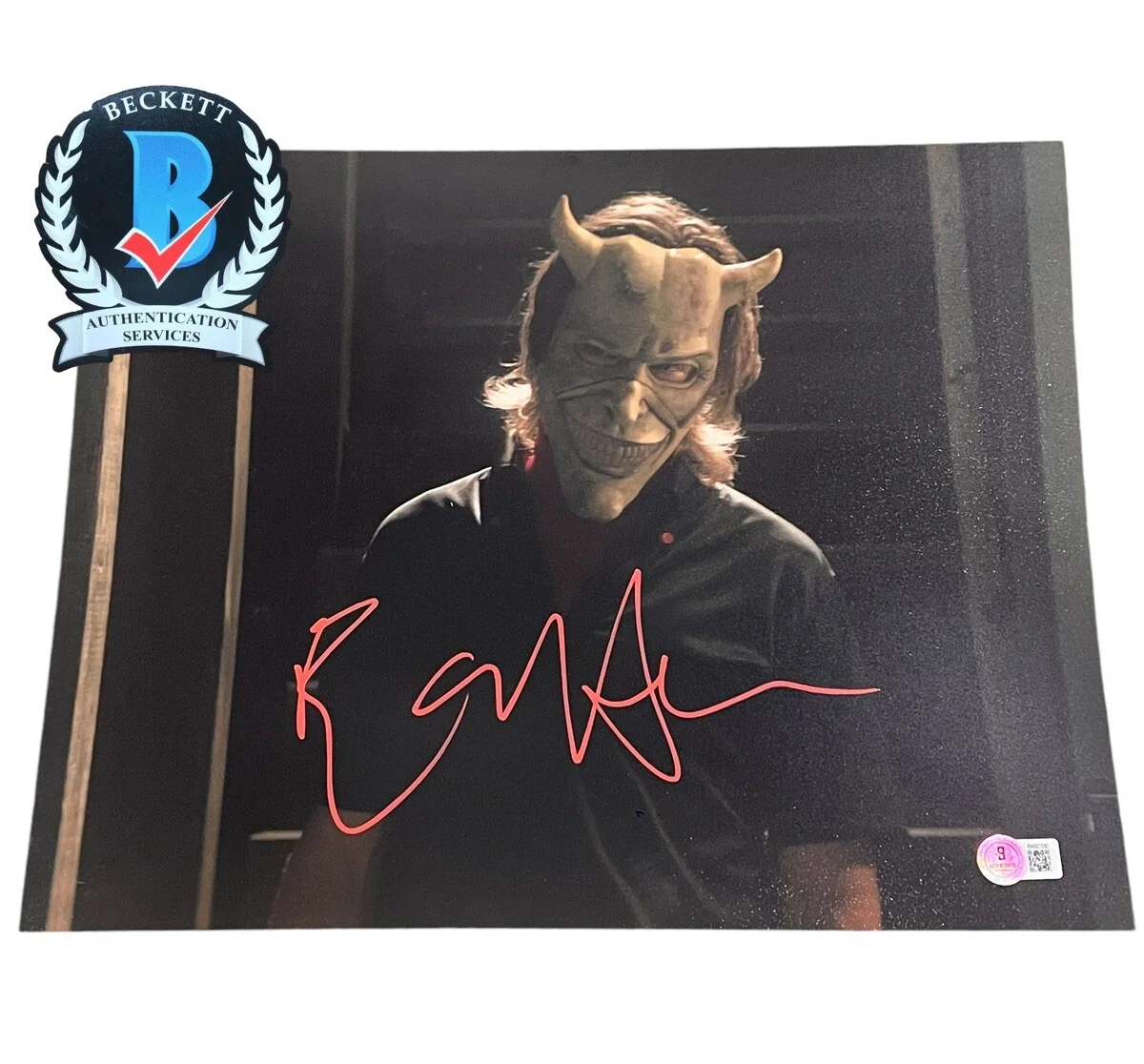 Ethan Hawke — ETHAN HAWKE THE BLACK PHONE SIGNED 11x14 PHOTO BECKETT COA BN92330