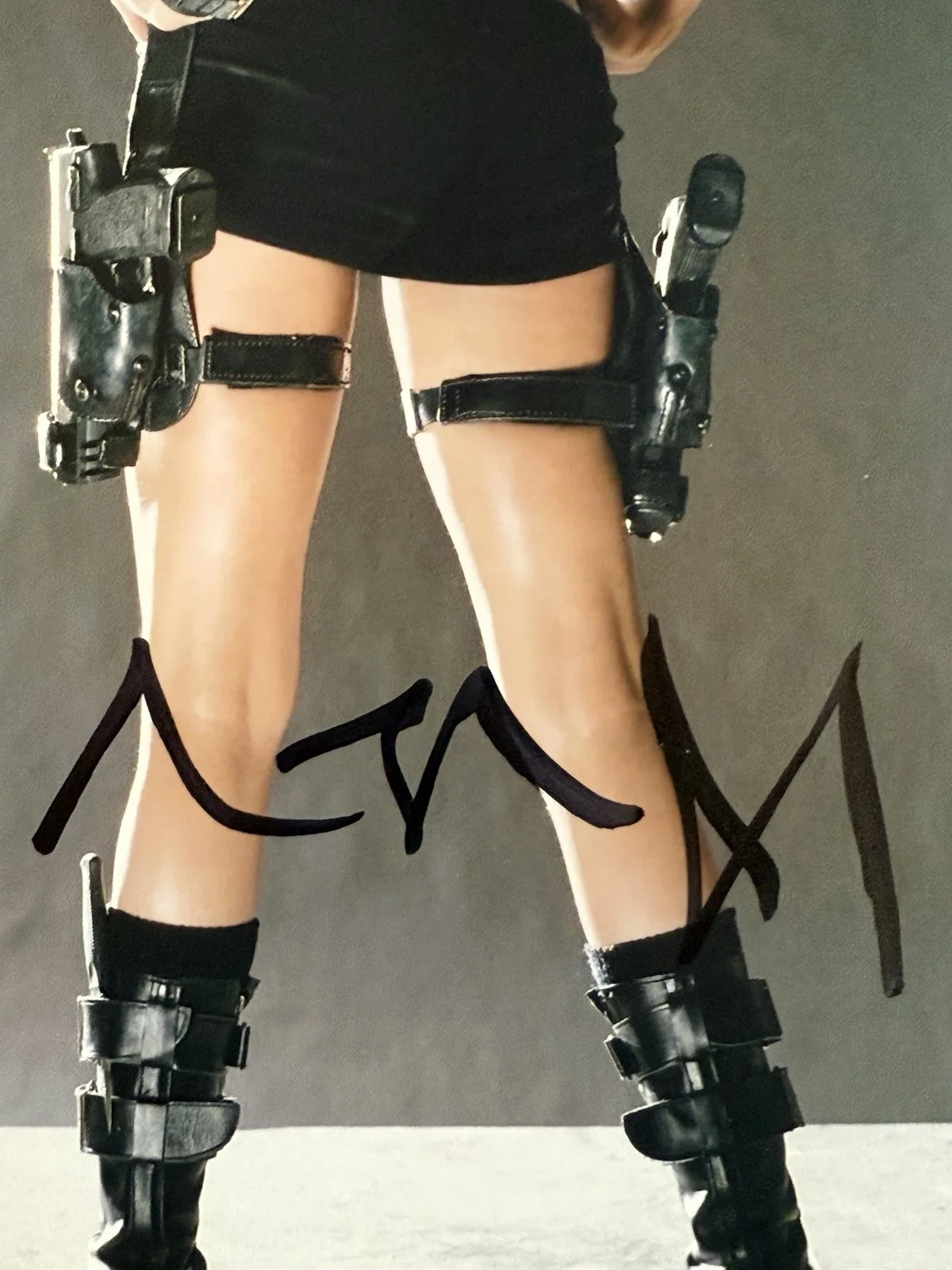 Angelina Jolie — ANGELINA JOLIE SIGNED AUTOGRAPHED 11x14 TOMB RAIDER BECKETT BN96750, изображение 2