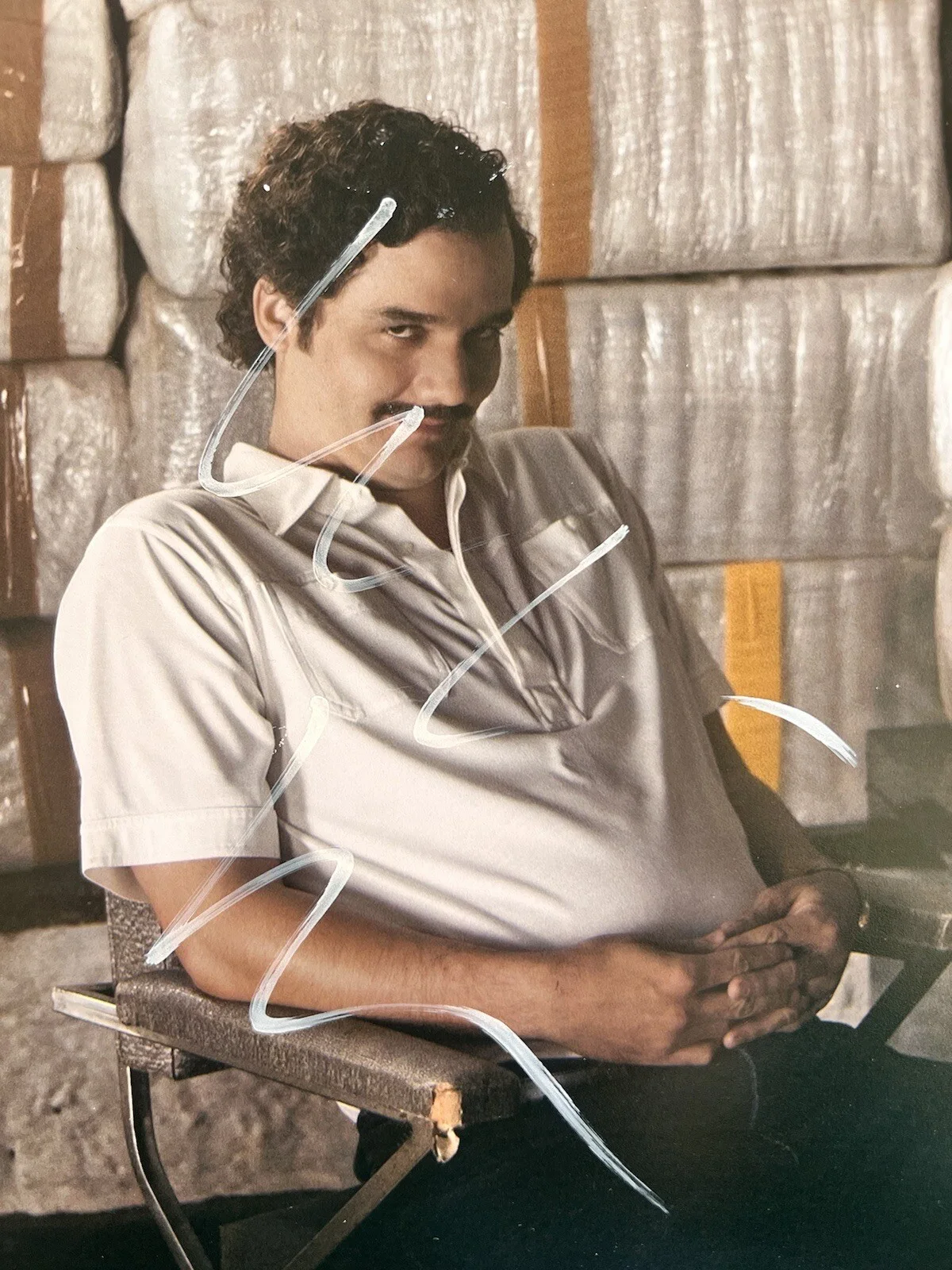 Wagner Moura — WAGNER MOURA SIGNED PABLO ESCOBAR “NARCOS” 11x14 AUTOGRAPH BECKETT COA, image 2