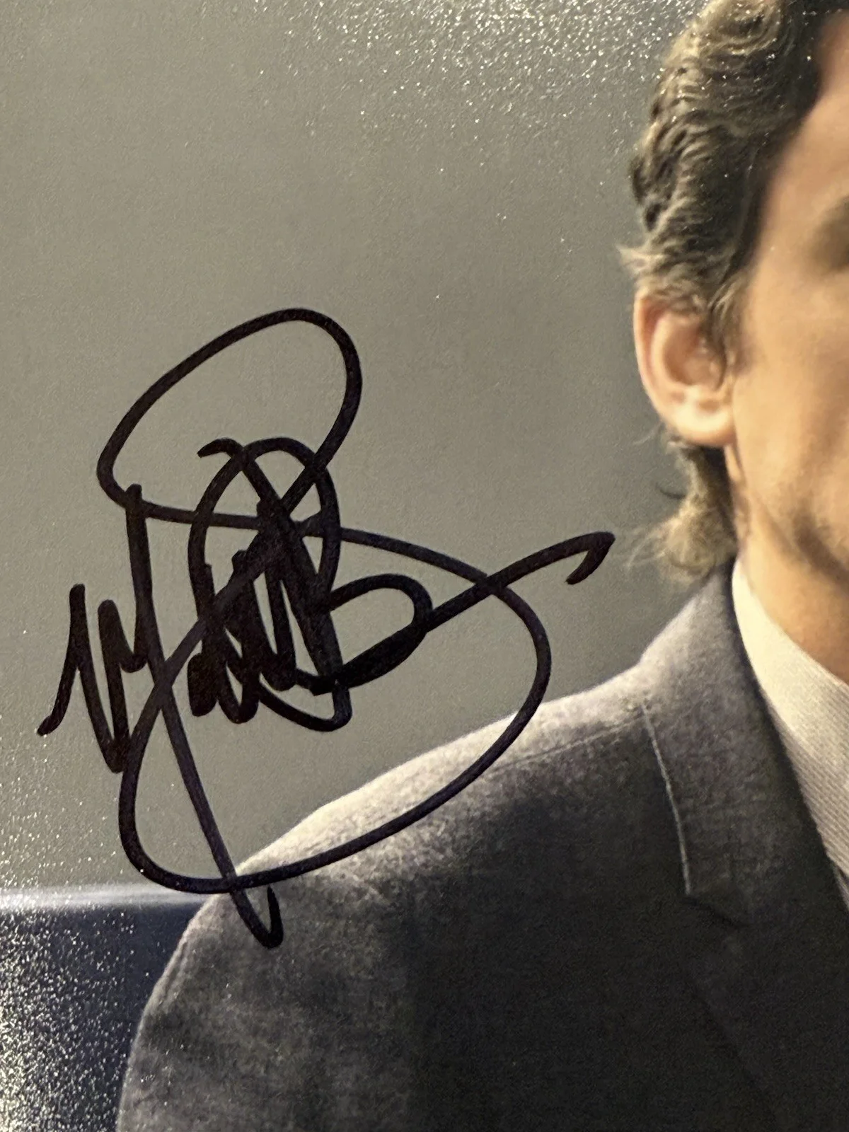 MATT BOMER — MATT BOMER SIGNED 8x10 AUTOGRAPH PHOTO WHITE COLLAR NEAL CAFFREY BECKETT BQ95764, изображение 2