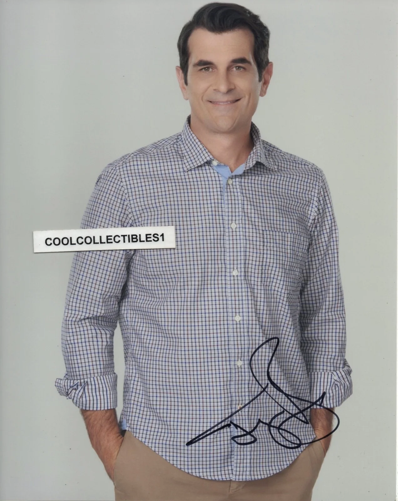 TY BURRELL — TY BURRELL "MODERN FAMILY" IN PERSON SIGNED 8X10 COLOR PHOTO 3 COA