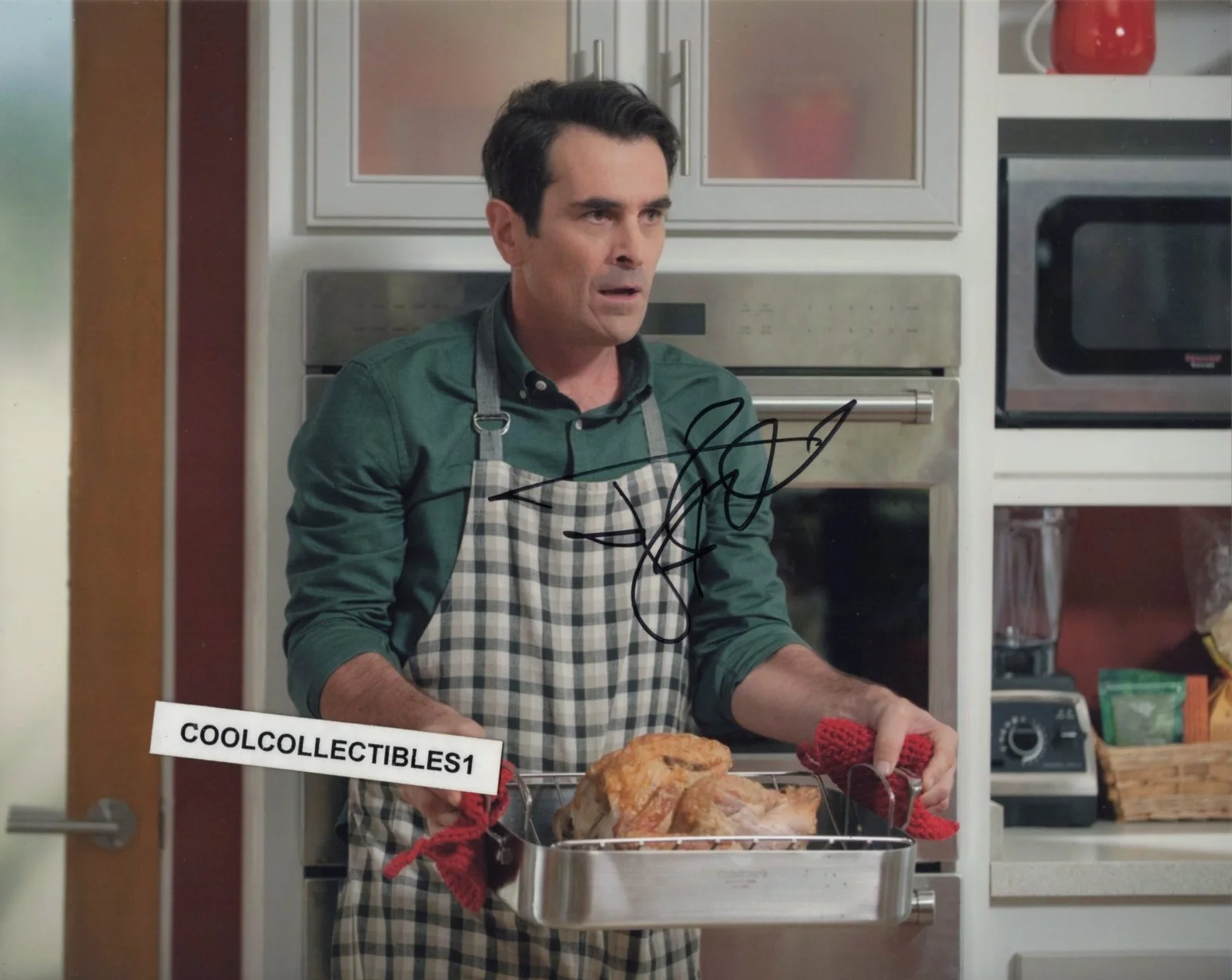 TY BURRELL — TY BURRELL "MODERN FAMILY" IN PERSON SIGNED 8X10 COLOR PHOTO 2 COA