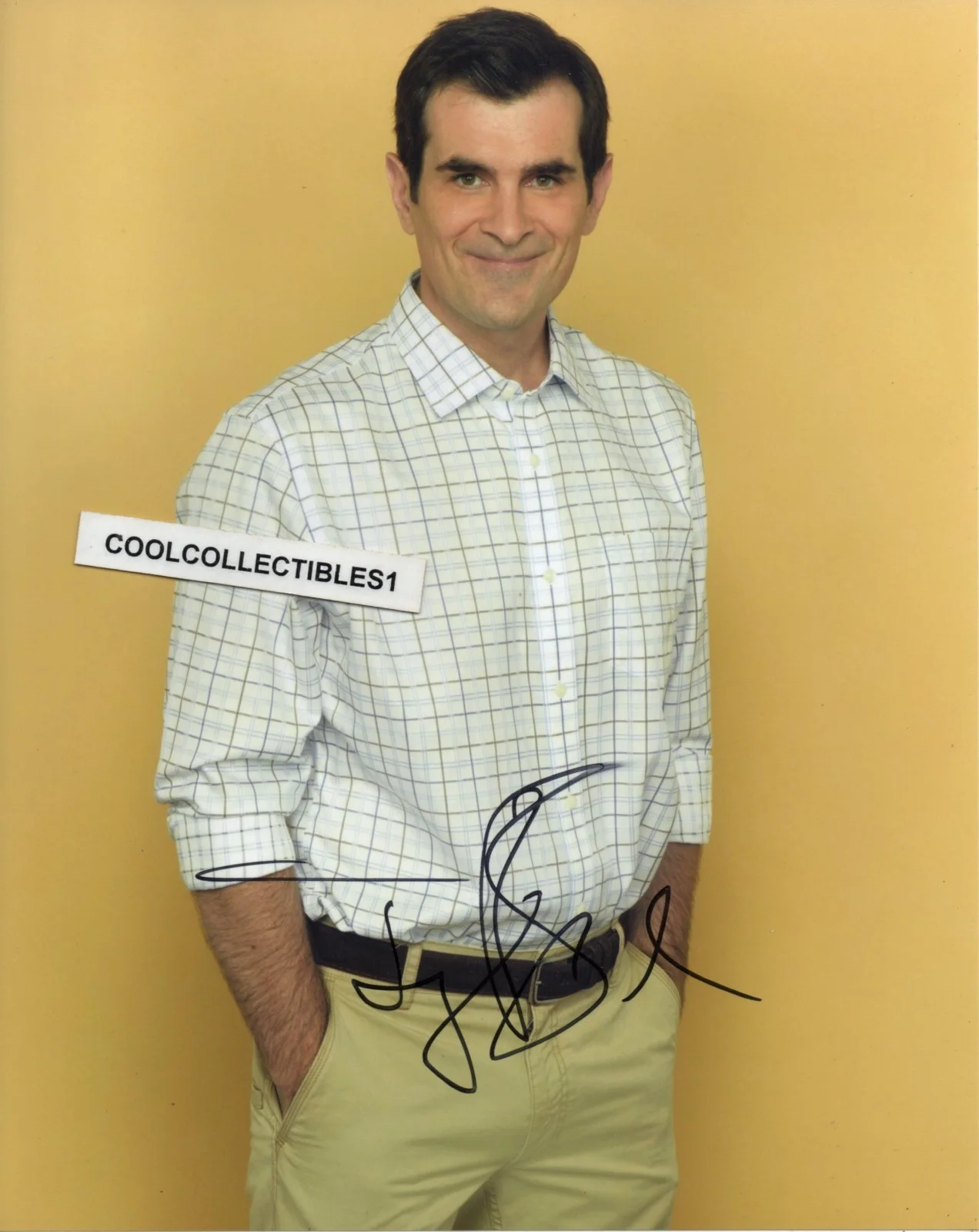 TY BURRELL — TY BURRELL "MODERN FAMILY" IN PERSON SIGNED 8X10 COLOR PHOTO 1 COA
