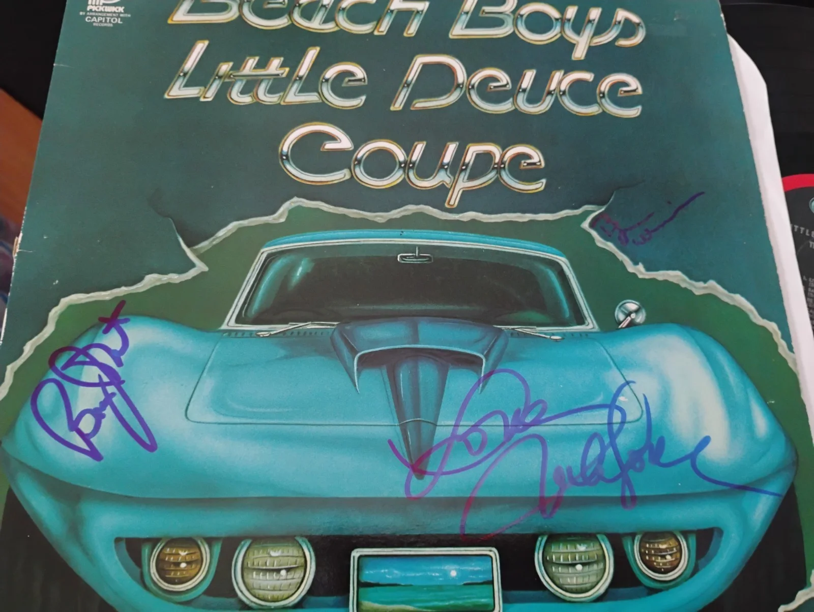 BRIAN WILSON MIKE LOVE BRUCE JOHNSTON SIGNED BEACH BOYS LITTLE DEUCE COUPE ALBUM, изображение 3