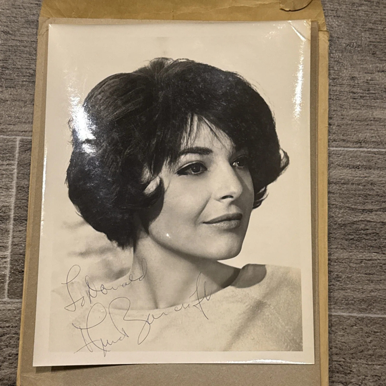 Anne Bancroft — Anne Bancroft Rare Early Autographed 8/10 Photo '63 w/ original fan club envelop