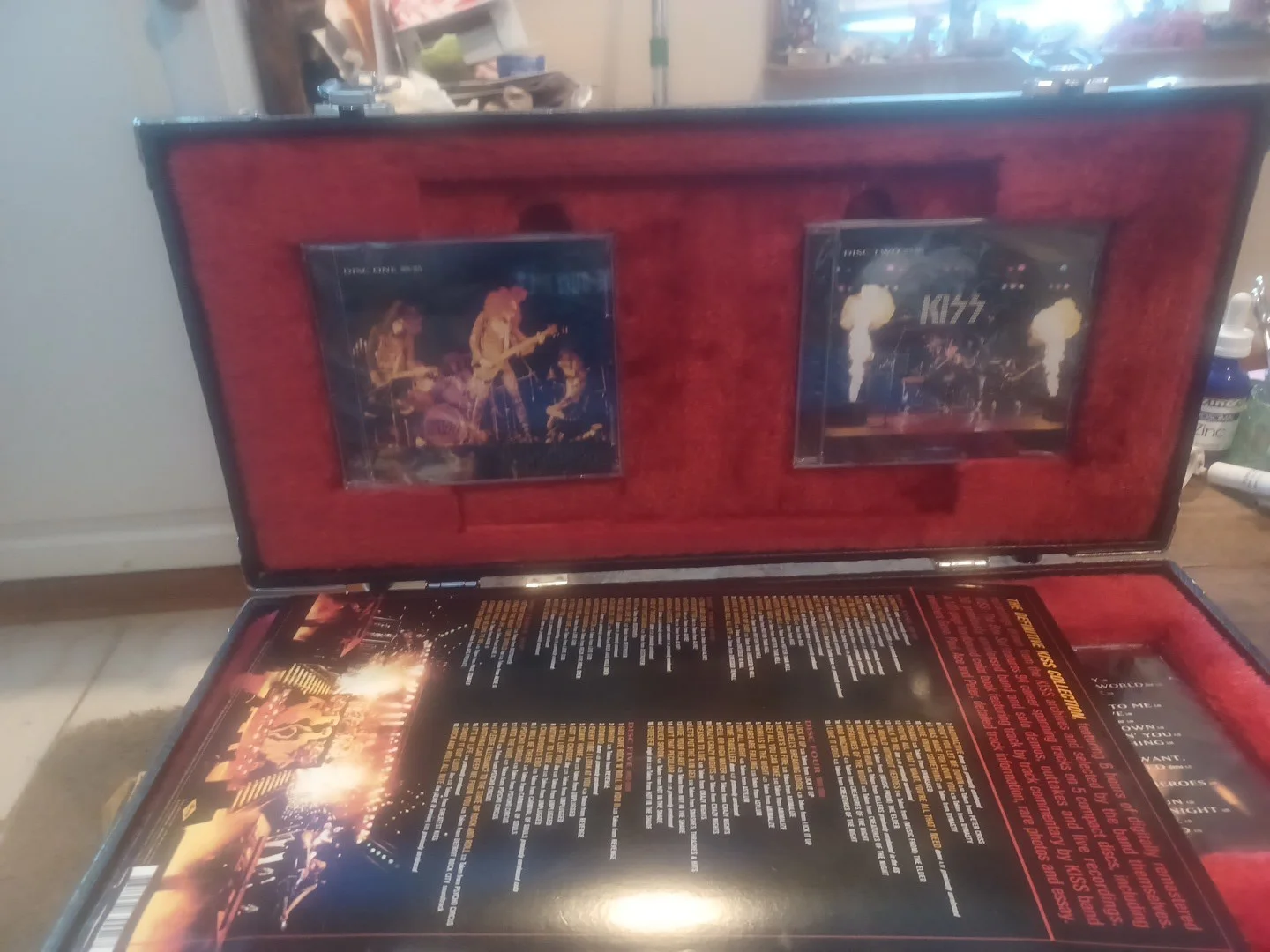 KISS Official 5CD set with Booklet, Guitar Case Shaped Box Set Kisstory, изображение 2