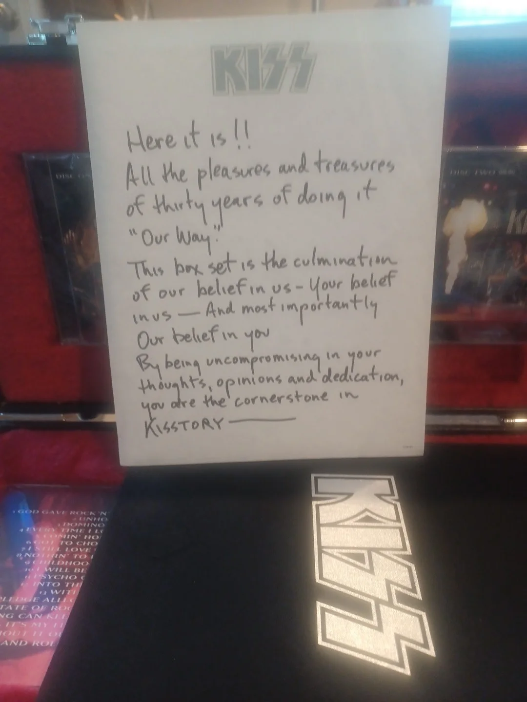 KISS Official 5CD set with Booklet, Guitar Case Shaped Box Set Kisstory, изображение 4