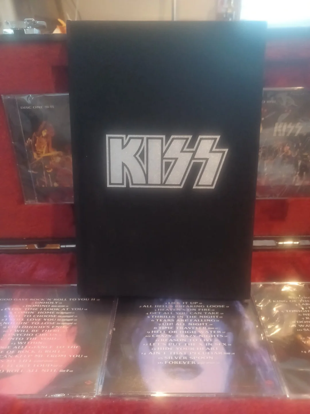 KISS Official 5CD set with Booklet, Guitar Case Shaped Box Set Kisstory, изображение 5