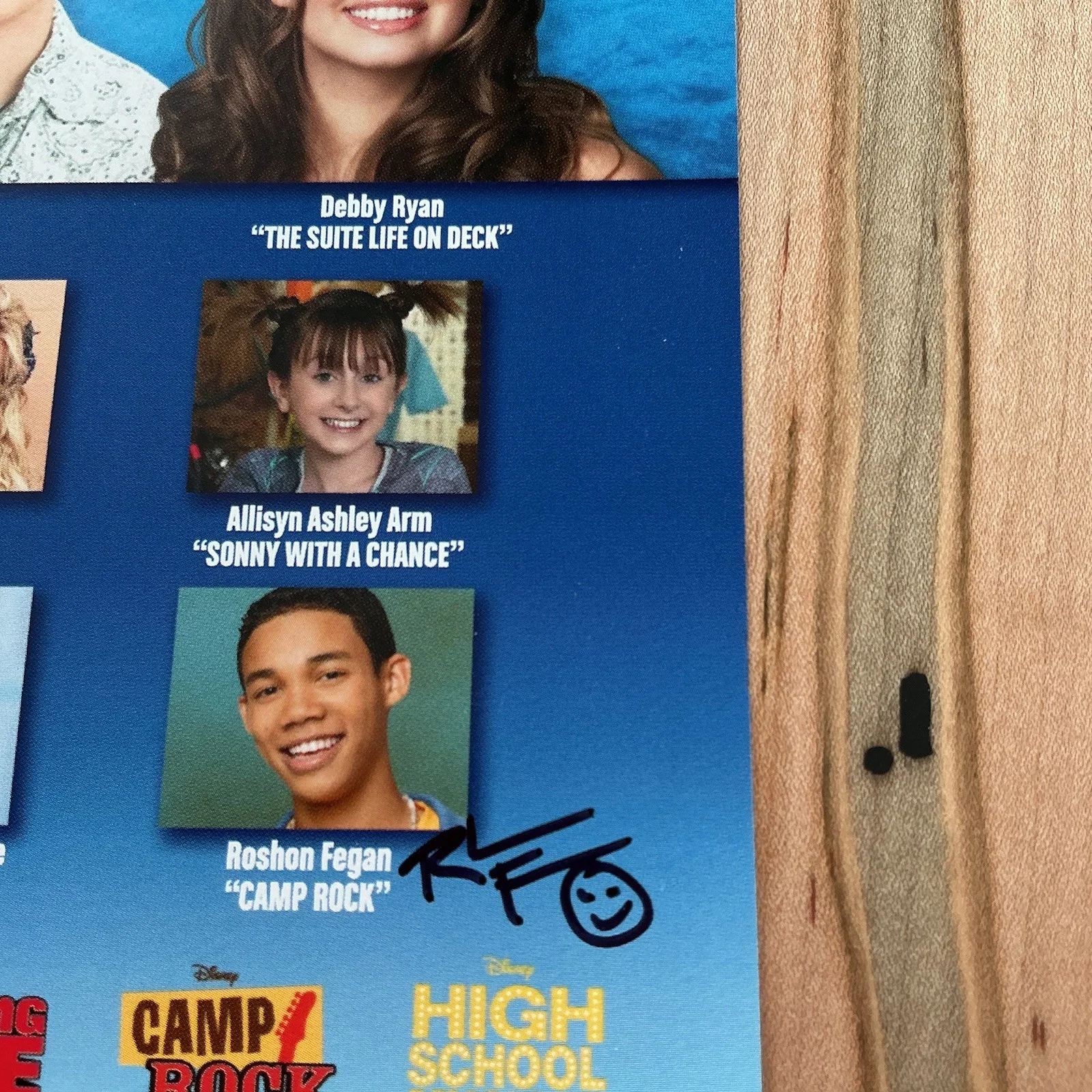 moises arias, Tiffany Thinton, Doug Brochu, Roshon Fegan — RARE Signed Disney Channel 2009 Summer at Sea 8x10 Moises Arias Doug Brochure, изображение 4