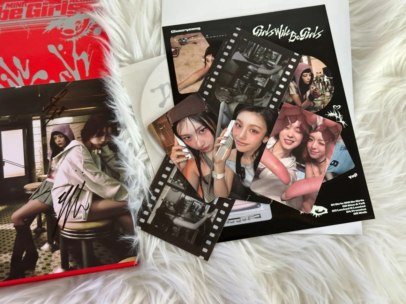 ITZY - ALL MEMBERS Autograph(Signed) PROMO ALBUM, image 3