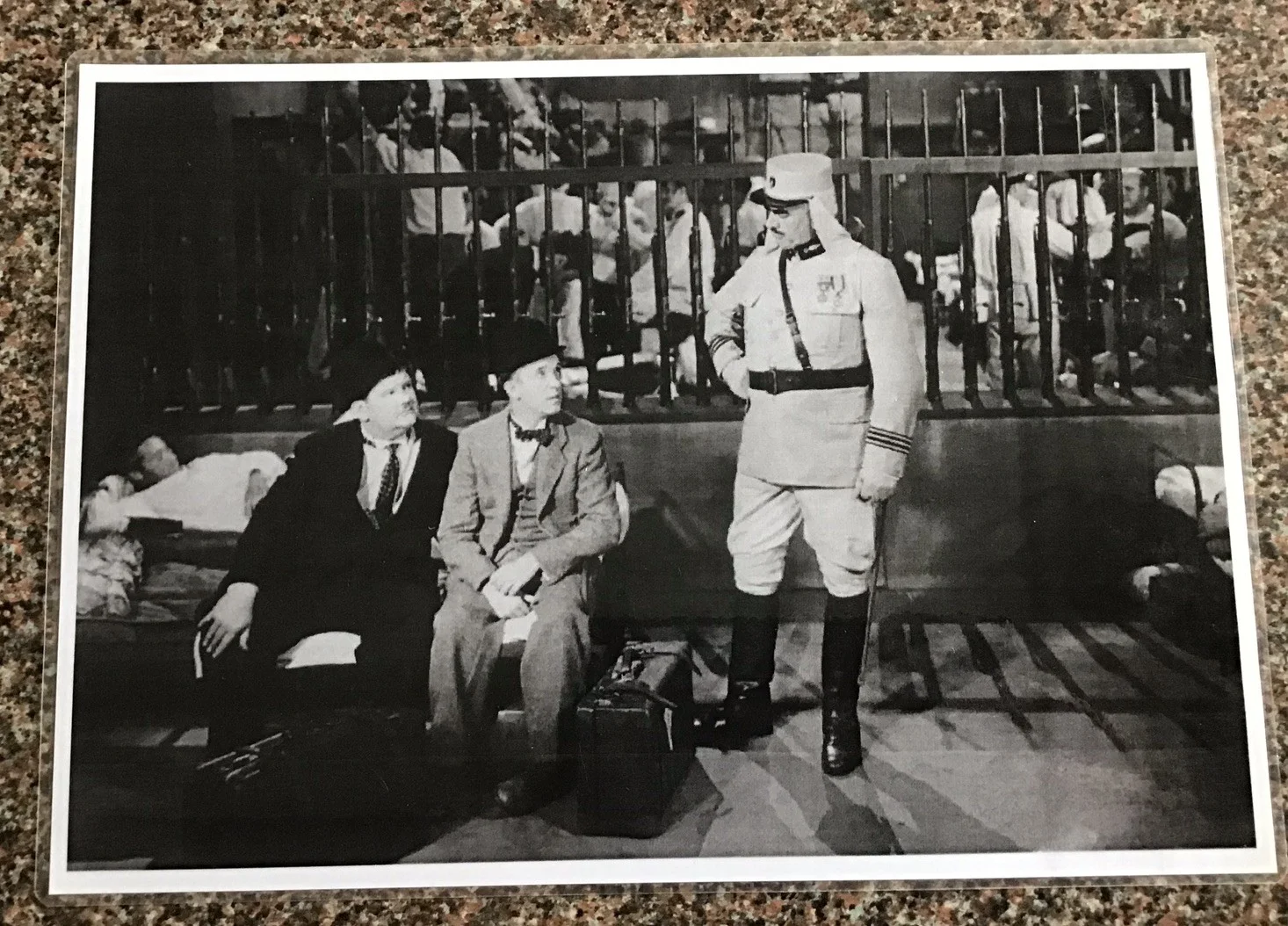 6 x Vintage LAUREL & HARDY Film Effect Laminated B/W Pictures- 30cm x 21.5cm, изображение 3
