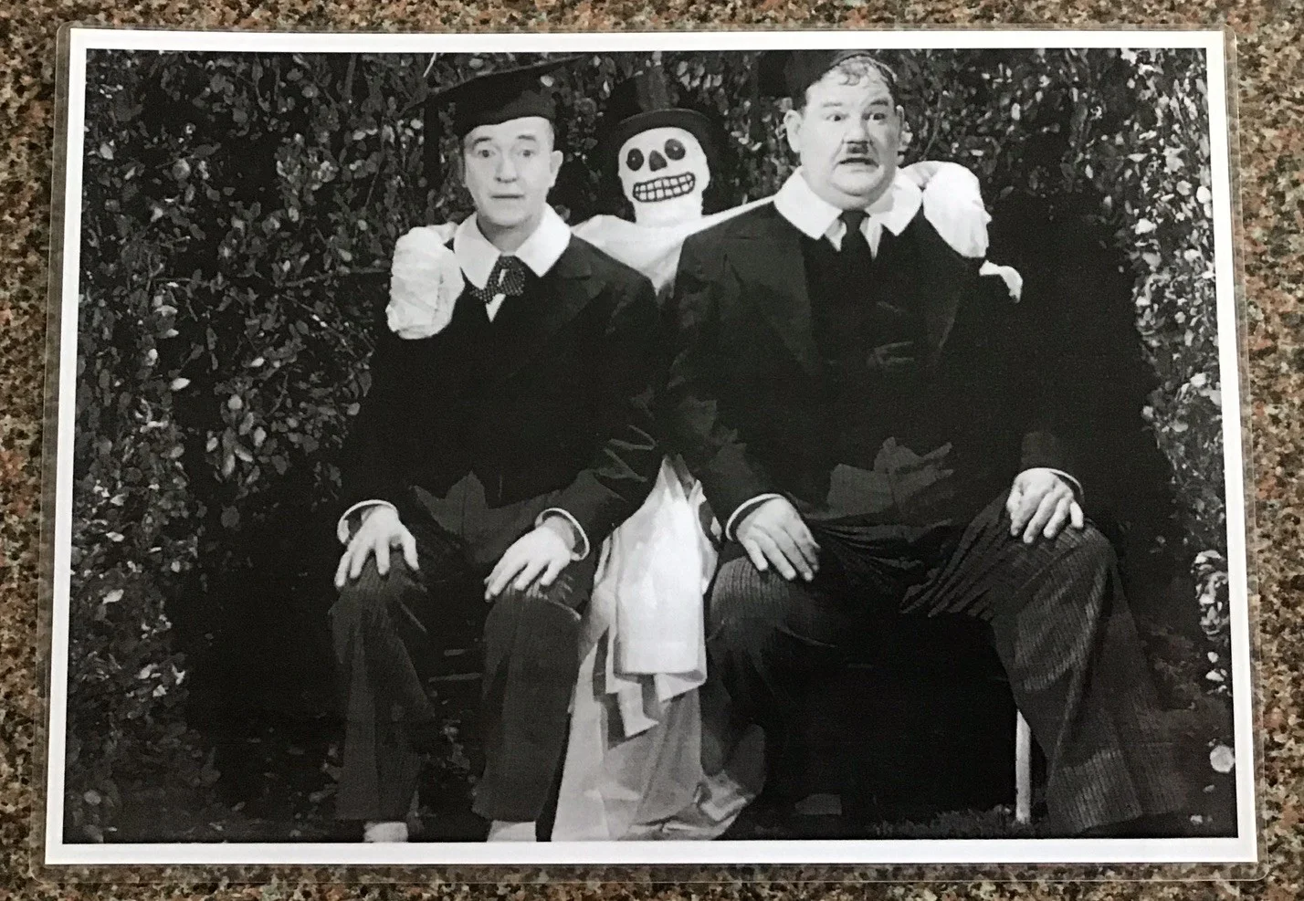 6 x Vintage LAUREL & HARDY Film Effect Laminated B/W Pictures- 30cm x 21.5cm, изображение 4