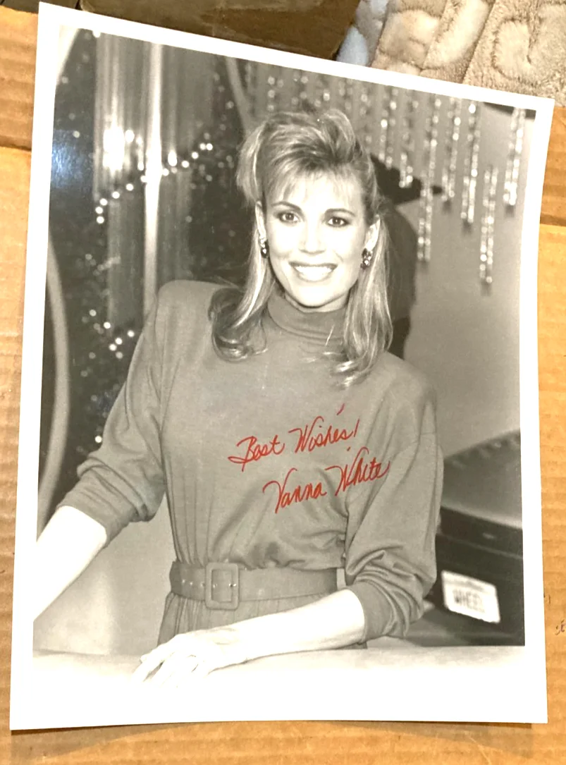 VANNA WHITE — VINTAGE VANNA WHITE SIGNED AUTOGRAPH 8X10 B&W PHOTO CERTIFICATE