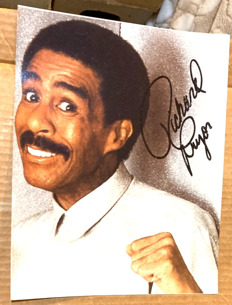 RICHARD PRYOR — VINTAGE RICHARD PRYOR COMEDIAN SIGNED AUTOGRAPH 8X10 B&W PHOTO CERTIFICATE