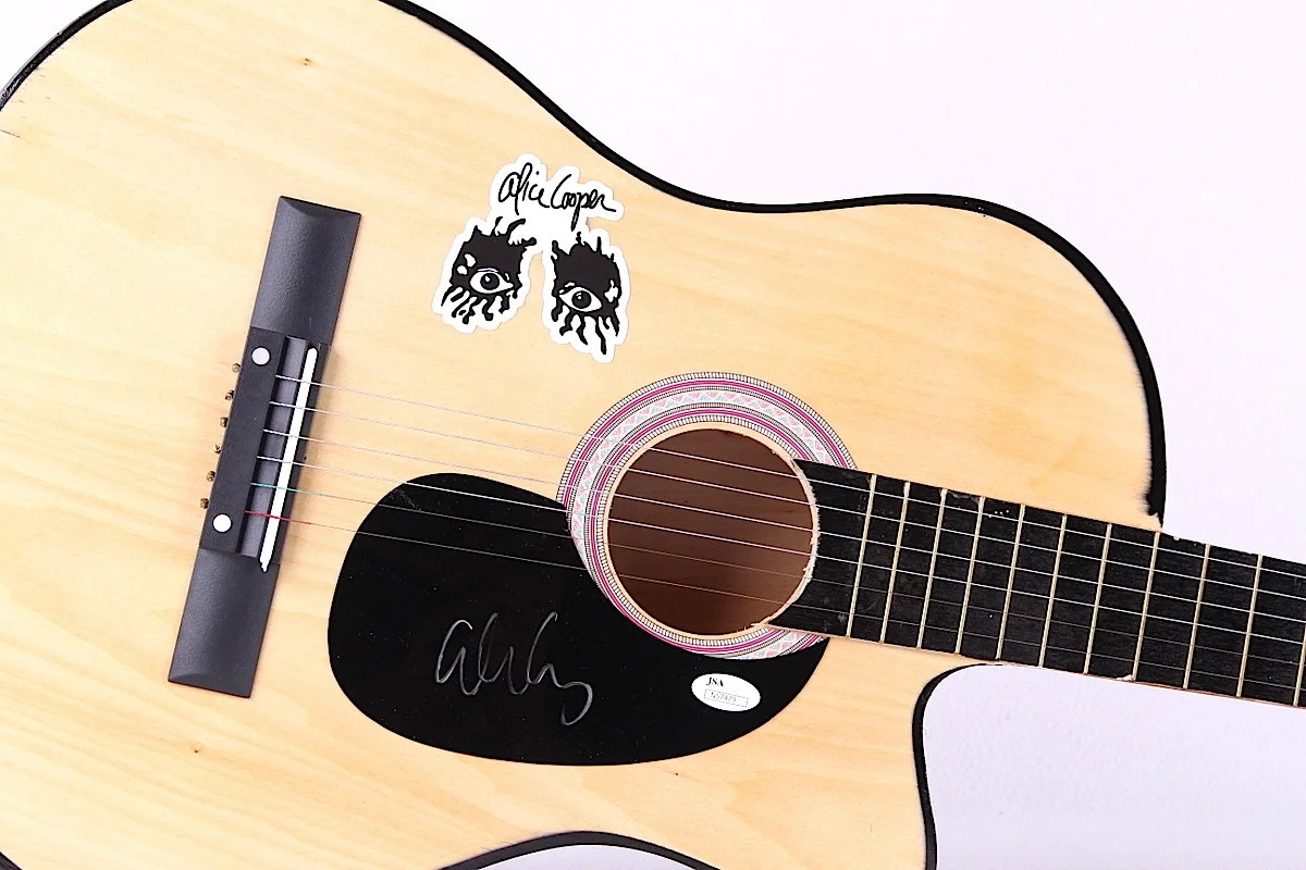 ALICE COOPER HAND SIGNED CUSTOM FULL-SIZE ACOUSTIC GUITAR + JSA s/n & COA AUTO, изображение 2