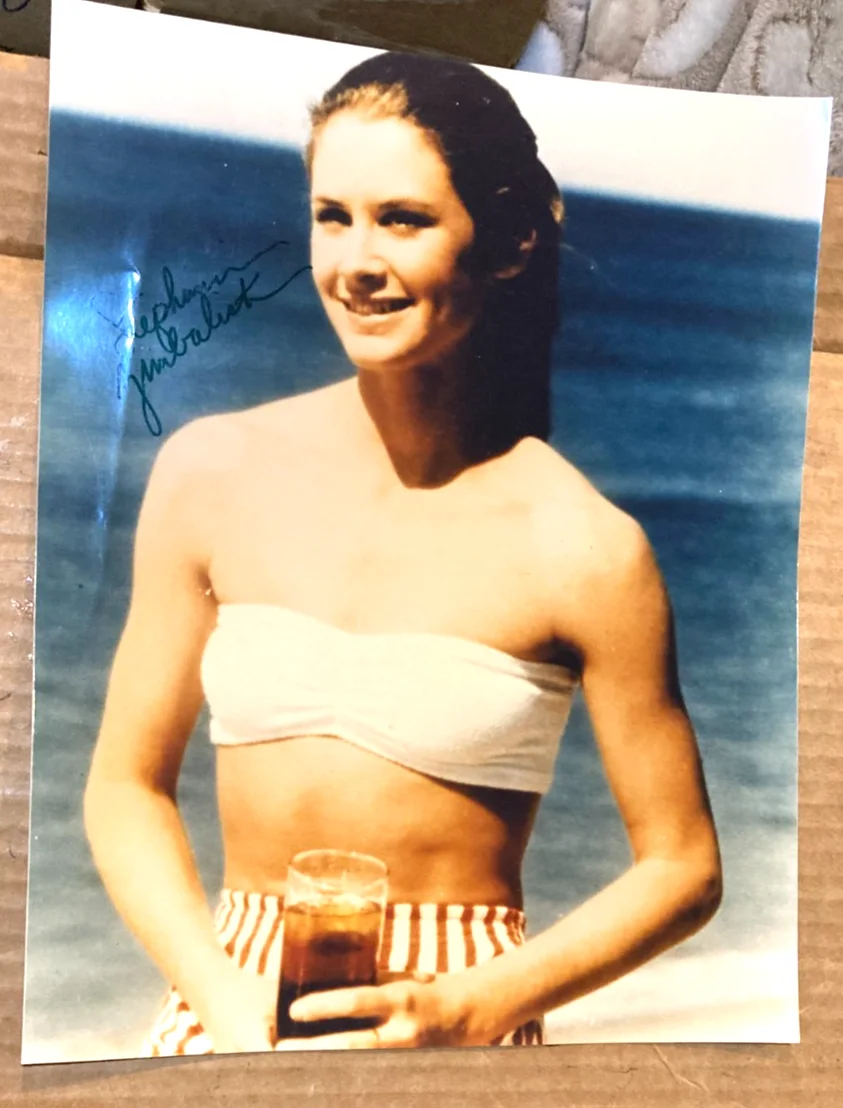 STEPHANIE ZIMBALIST — STEPHANIE ZIMBALIST AUTOGRAPH 8x10 COLOR PHOTO/CERTIFICATE.