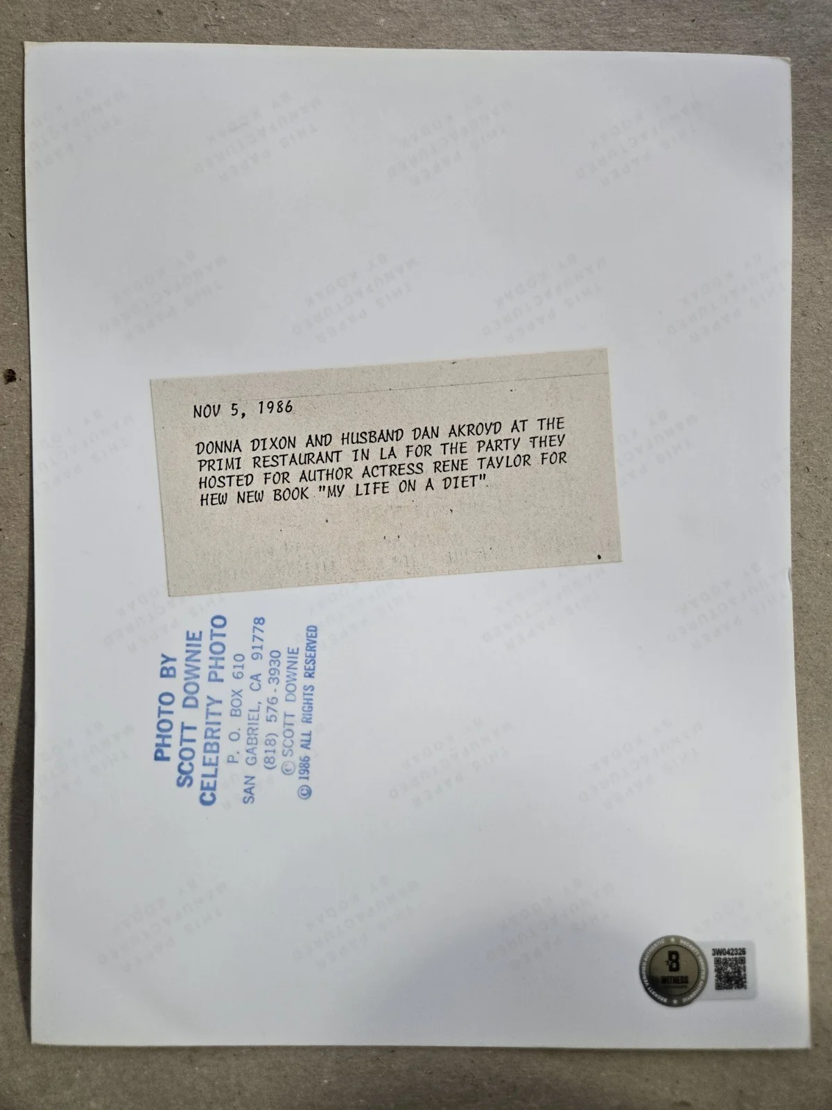 Dan Aykroyd — Dan Aykroyd SIGNED 1986 Rene Taylor Party Type 1 Photograph! Beckett COA Image 3, изображение 3