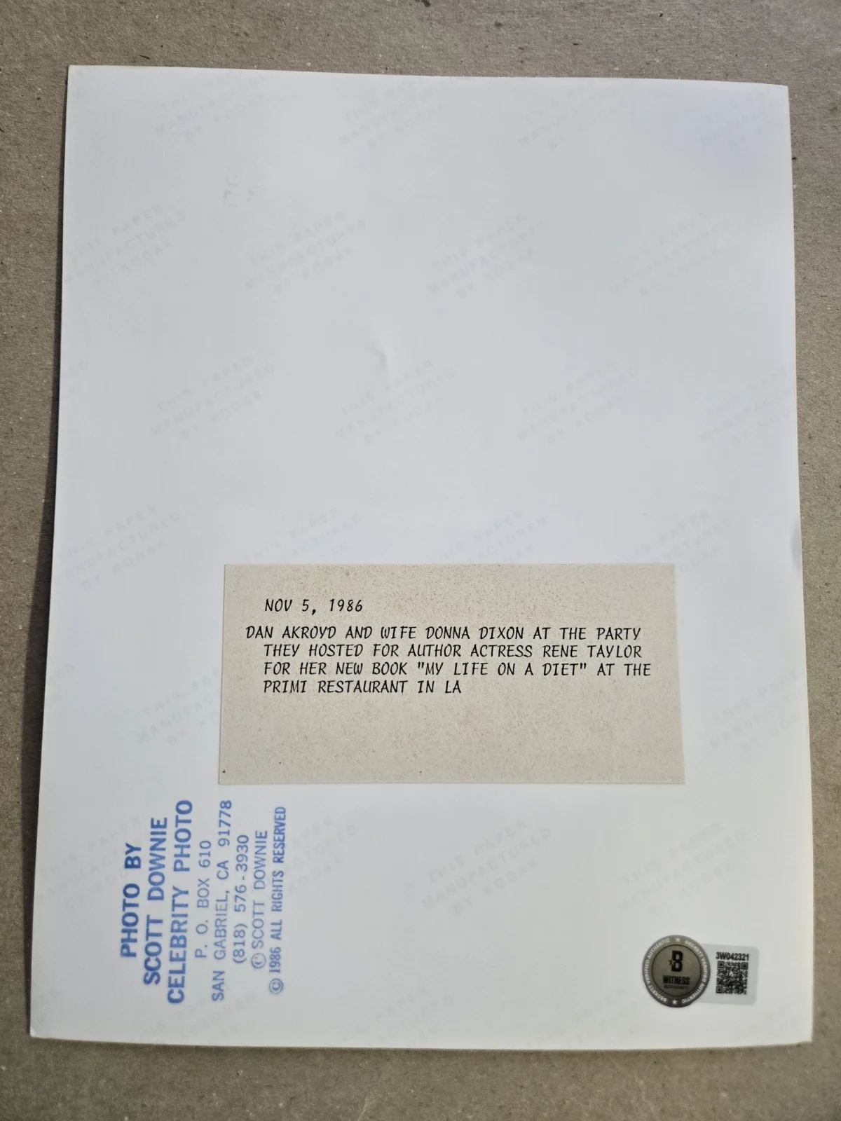 Dan Aykroyd — Dan Aykroyd SIGNED 1986 Rene Taylor Party Image 2 Type 1 Photograph! Beckett COA, изображение 3