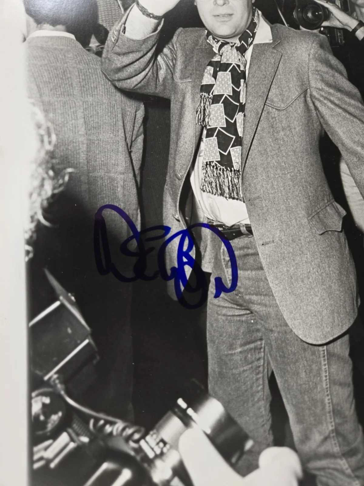 Dan Aykroyd — Dan Aykroyd SIGNED 1986 Three Amigos Premier Type 1 Photograph! Beckett COA!, image 2