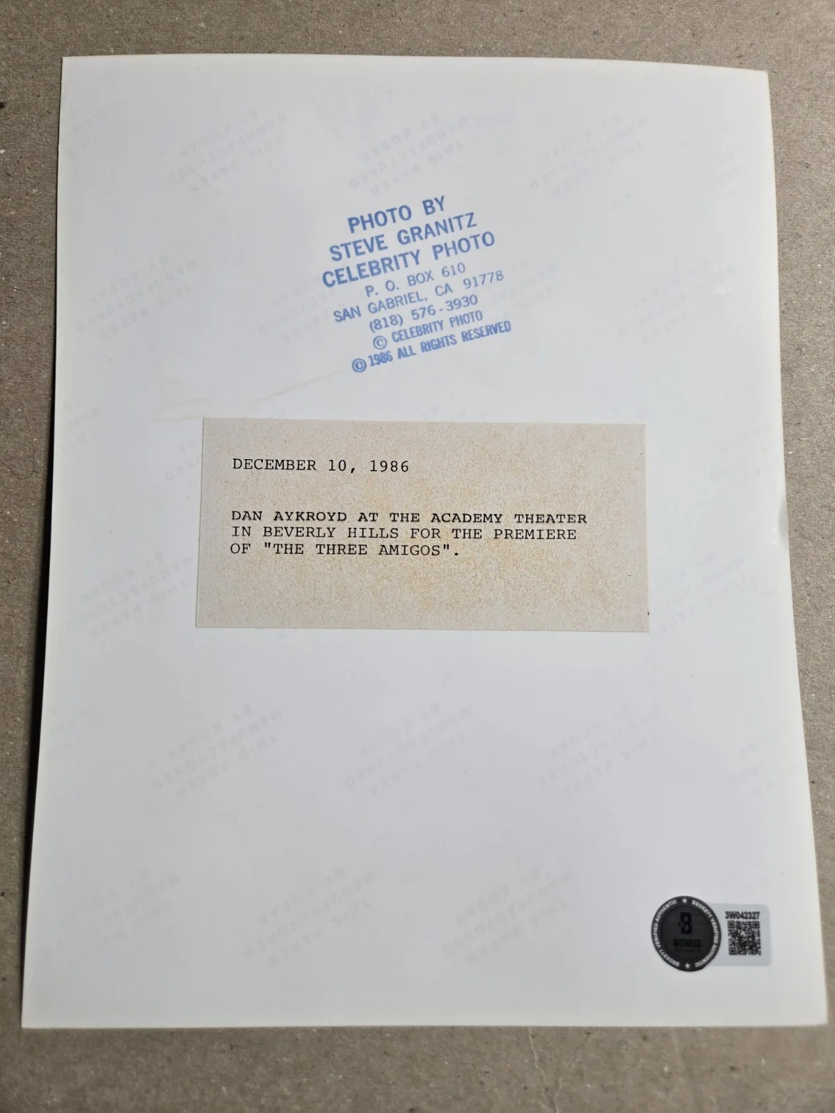 Dan Aykroyd — Dan Aykroyd SIGNED 1986 Three Amigos Premier Type 1 Photograph! Beckett COA!, image 3