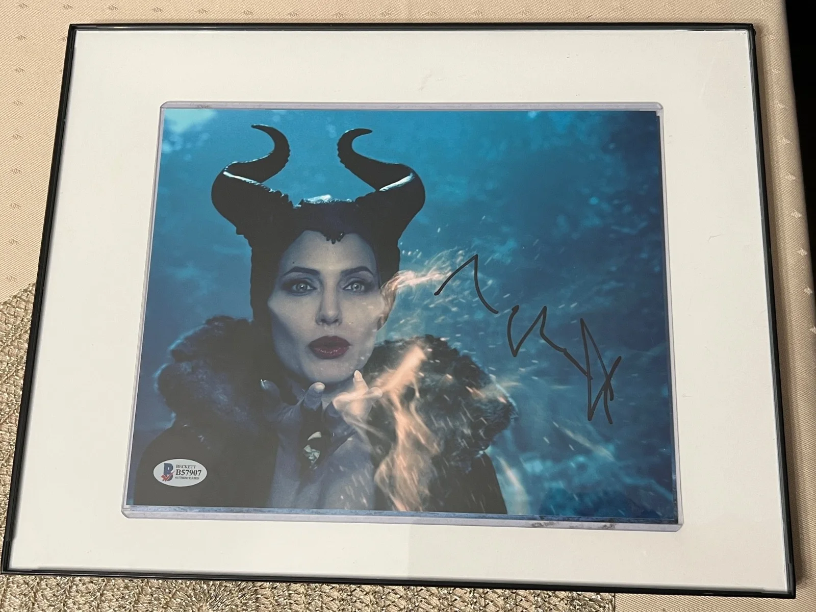 Angelina Jolie — Angelina Jolie Maleficent 8x10 COA Beckett Certified Autographed Signed, изображение 2