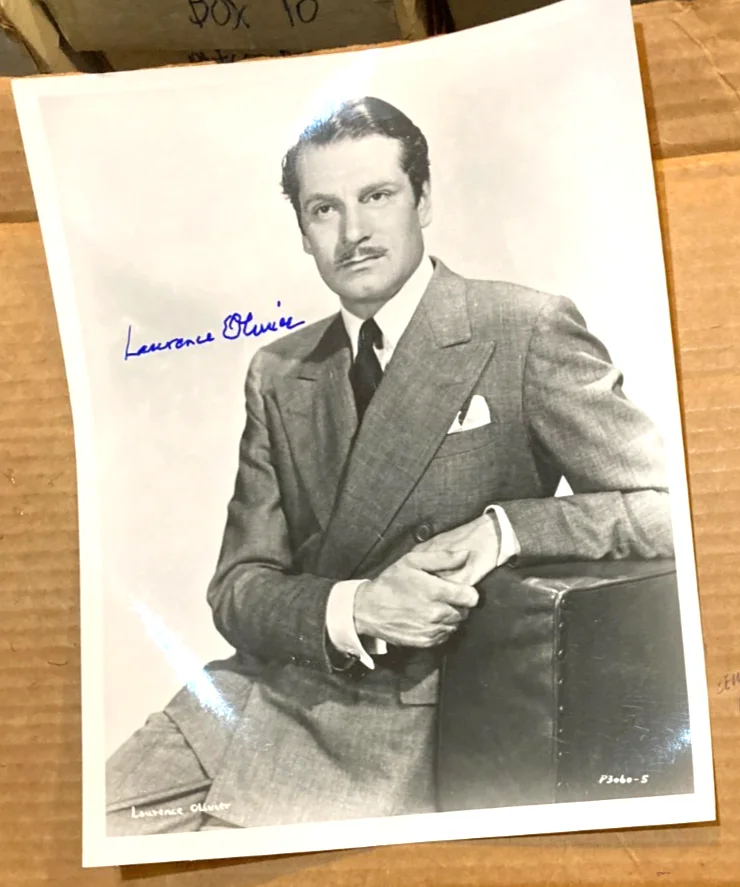 LAWERENCE OLIVIER — LAWERENCE OLIVIER SIGNED AUTOGRAPH 8x10 B&W PHOTO/CERTIFICATE.