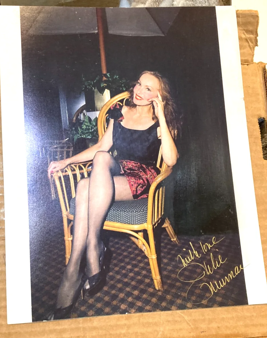 JULIE NEWMAR — JULIE NEWMAR CAT WOMEN SIGNED AUTO 8x10 B&W PHOTO/CERT.
