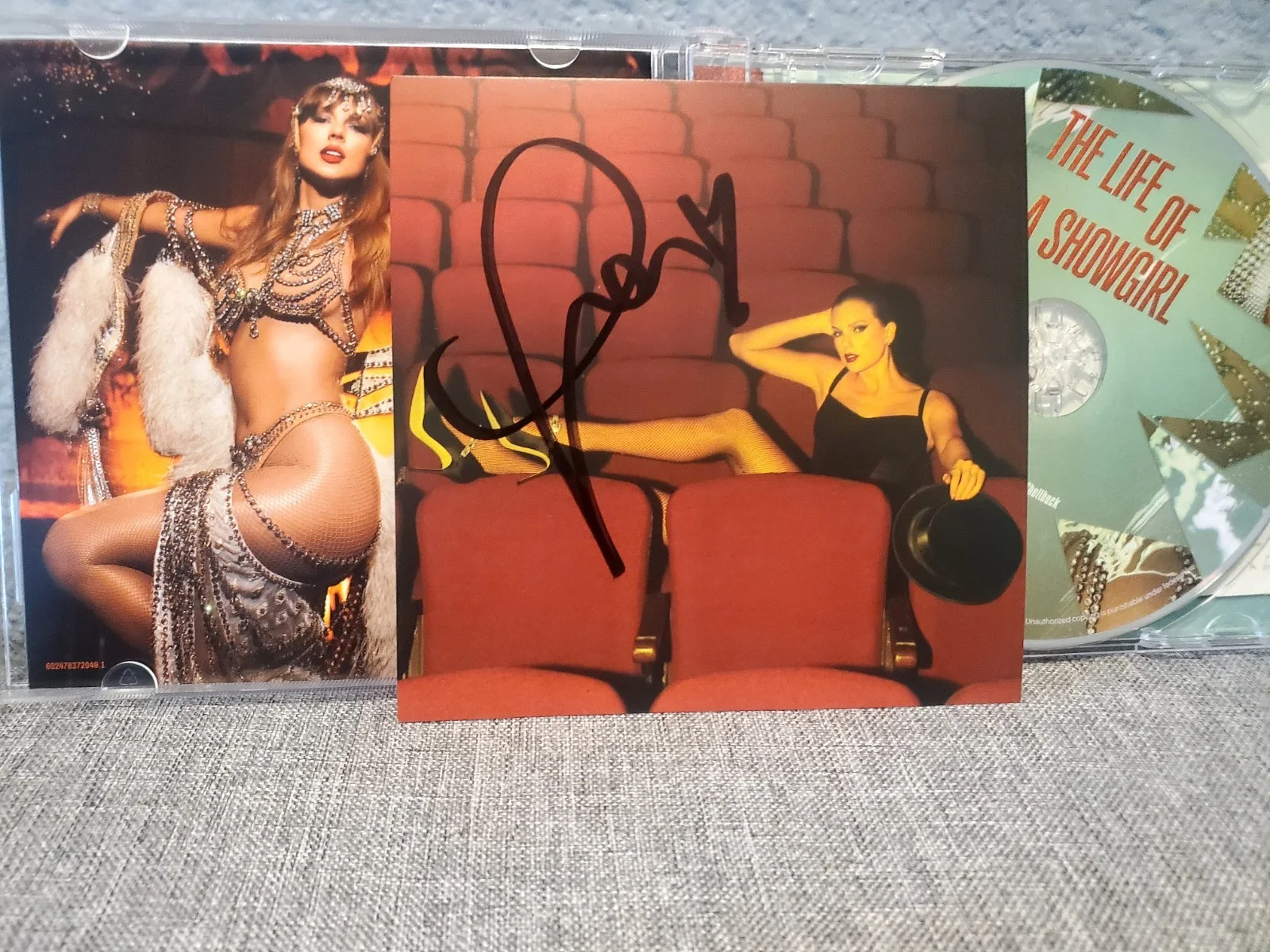 Taylor Swift The Life Of A Showgirl Signed Cd 4, изображение 2