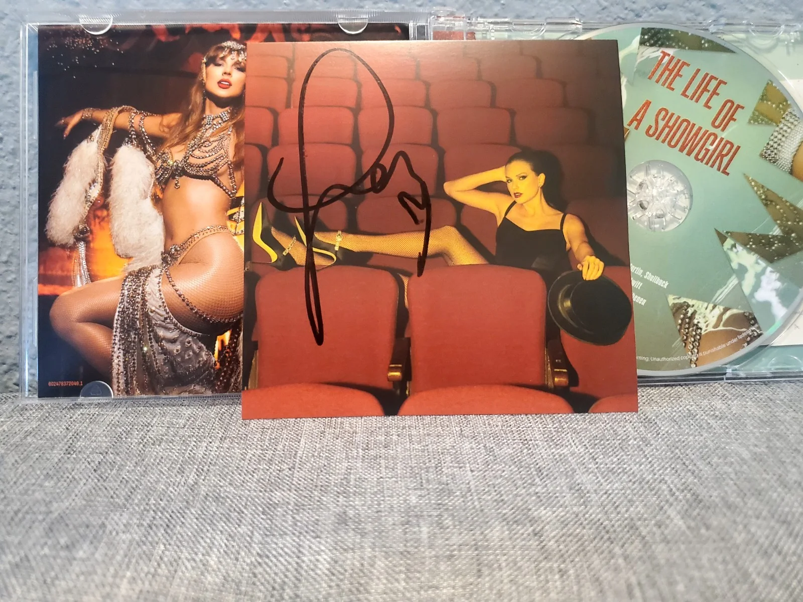 Taylor Swift The Life Of A Showgirl Signed Cd 4, изображение 2