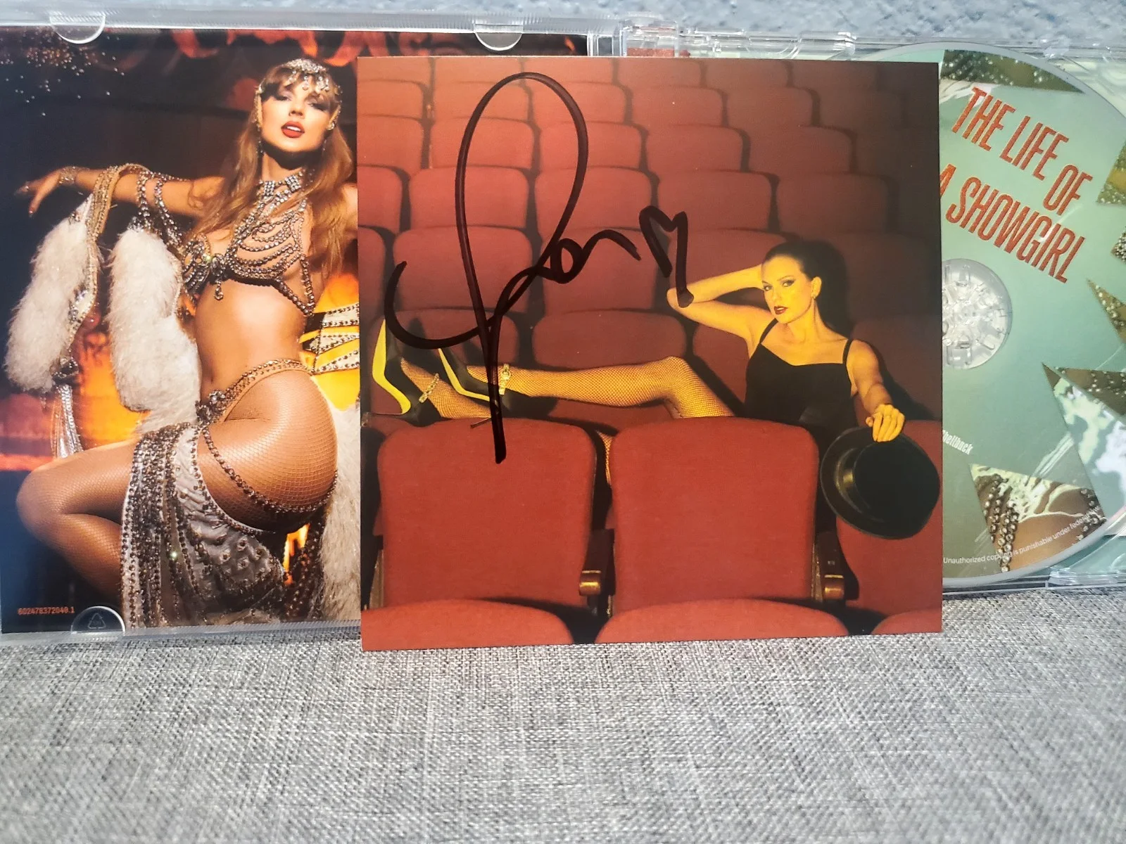 Taylor Swift The Life Of A Showgirl Signed Cd 4, изображение 2
