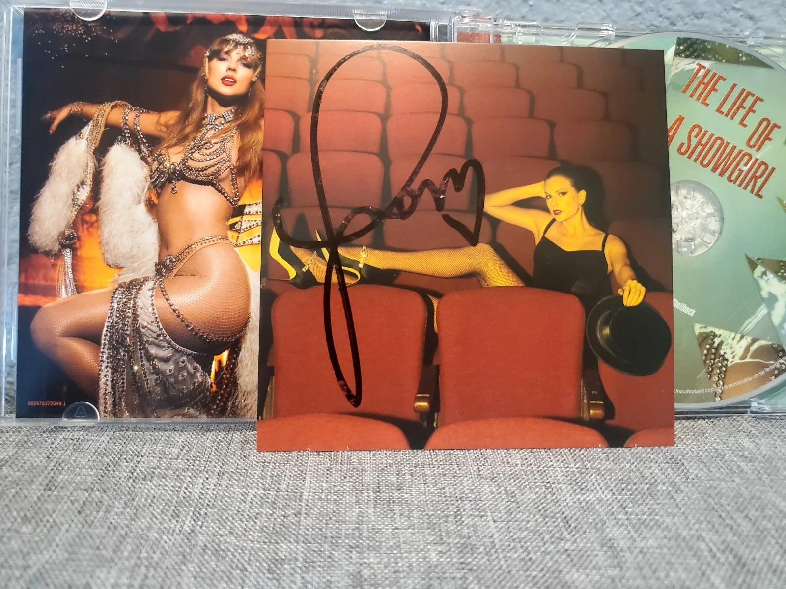 Taylor Swift The Life Of A Showgirl Signed Cd 4, изображение 2