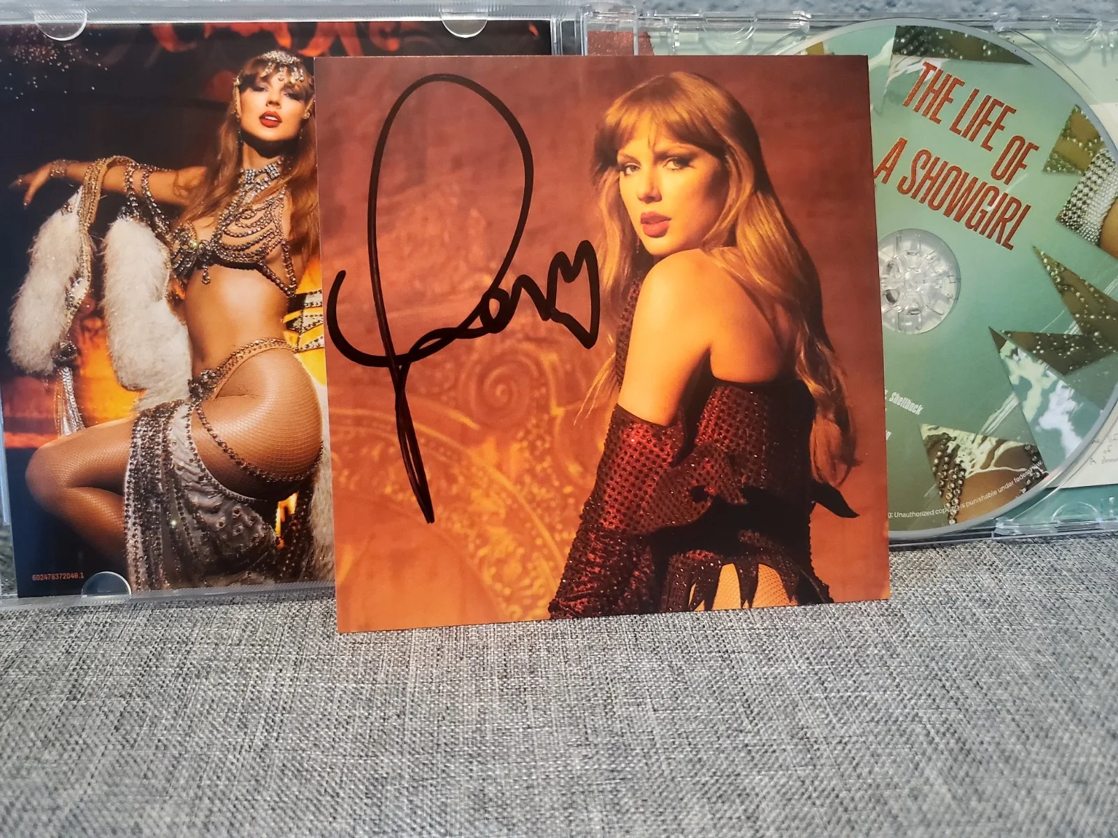 Taylor Swift The Life Of A Showgirl Signed Cd 3, изображение 2