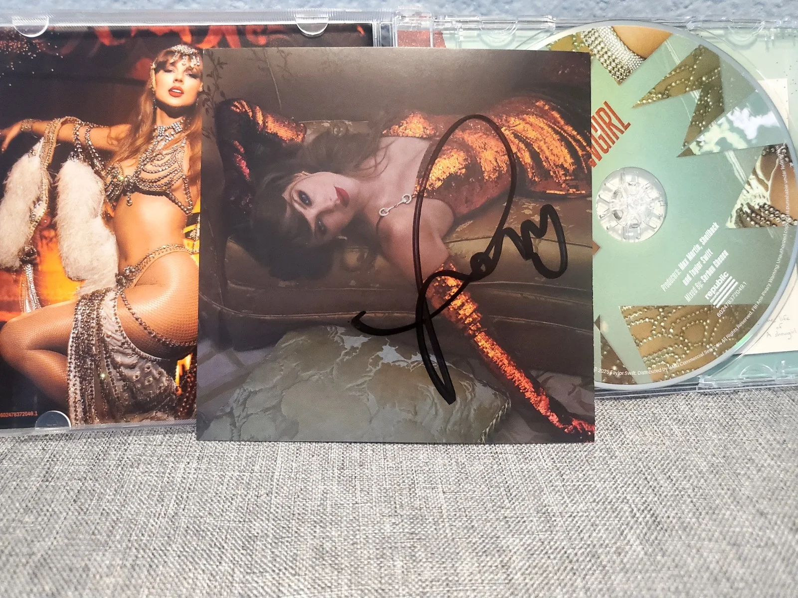 Taylor Swift The Life Of A Showgirl Signed Cd 2, изображение 2