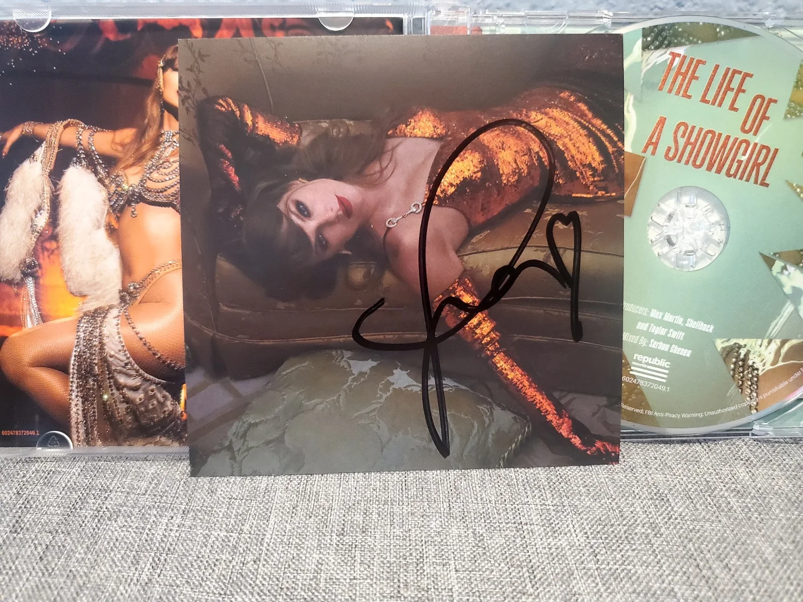 Taylor Swift The Life Of A Showgirl Signed Cd 2, изображение 2