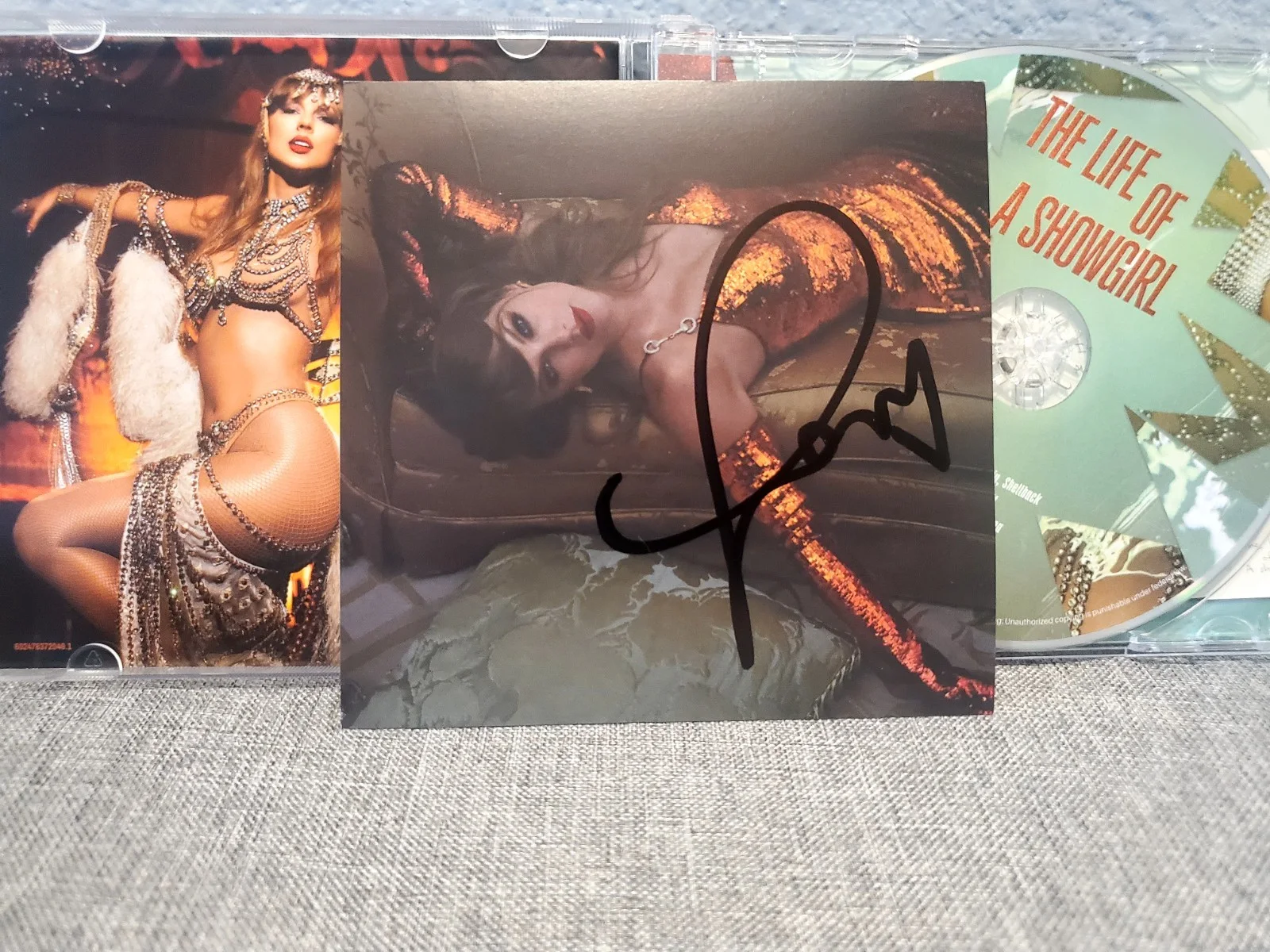 Taylor Swift The Life Of A Showgirl Signed Cd 2, изображение 2