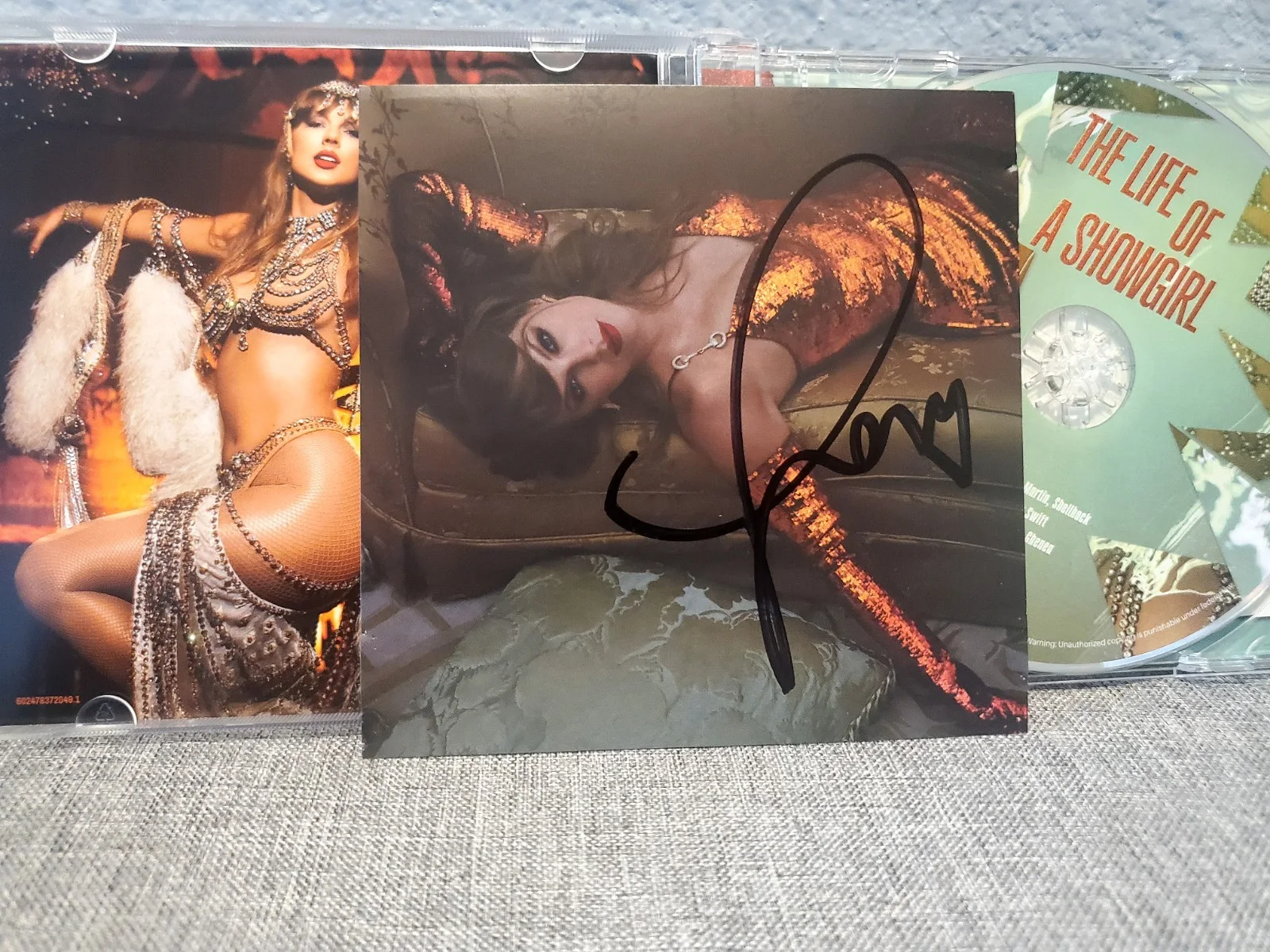 Taylor Swift The Life Of A Showgirl Signed Cd 2, изображение 2