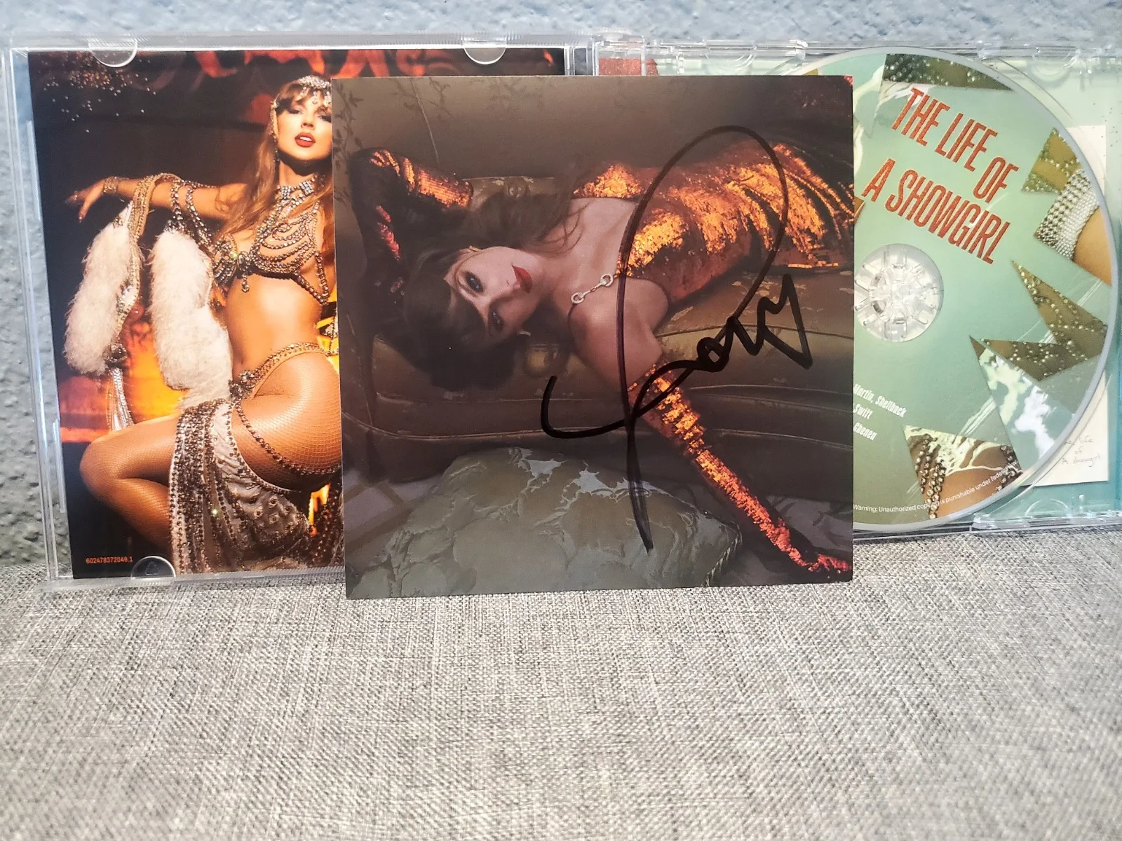 Taylor Swift The Life Of A Showgirl Signed Cd 2, изображение 2
